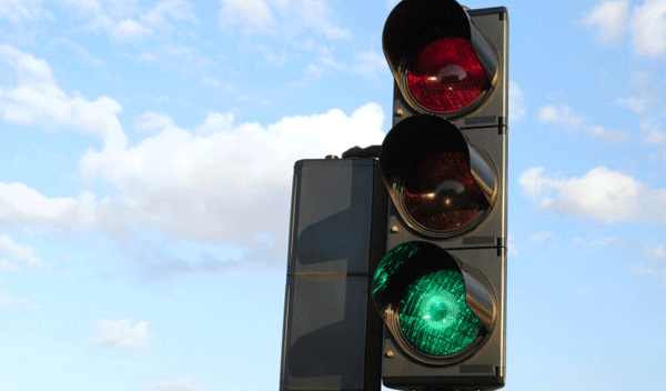 ¿Qué hacen los conductores españoles con el semáforo rojo?