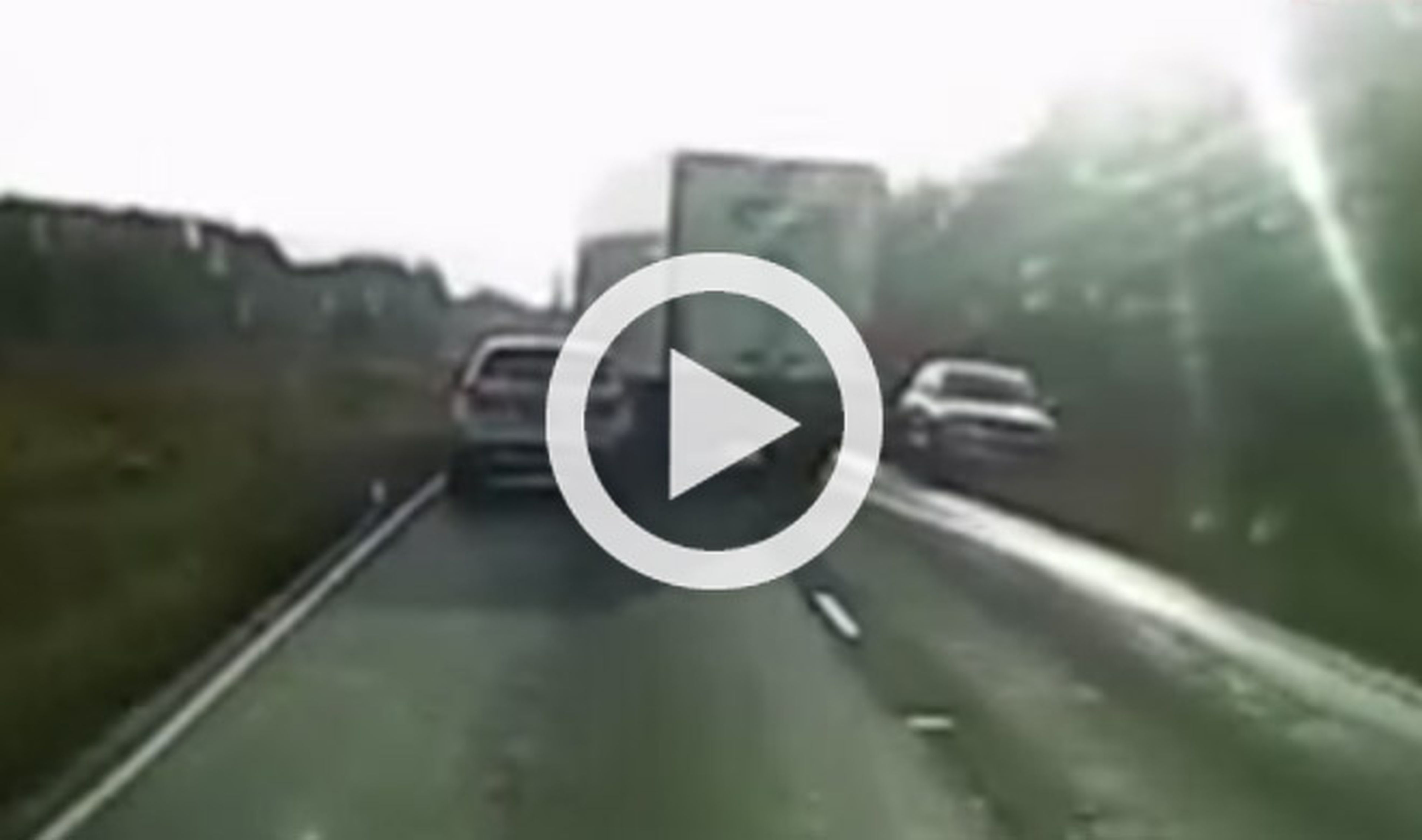 Este camionero suicida casi acaba con cinco coches