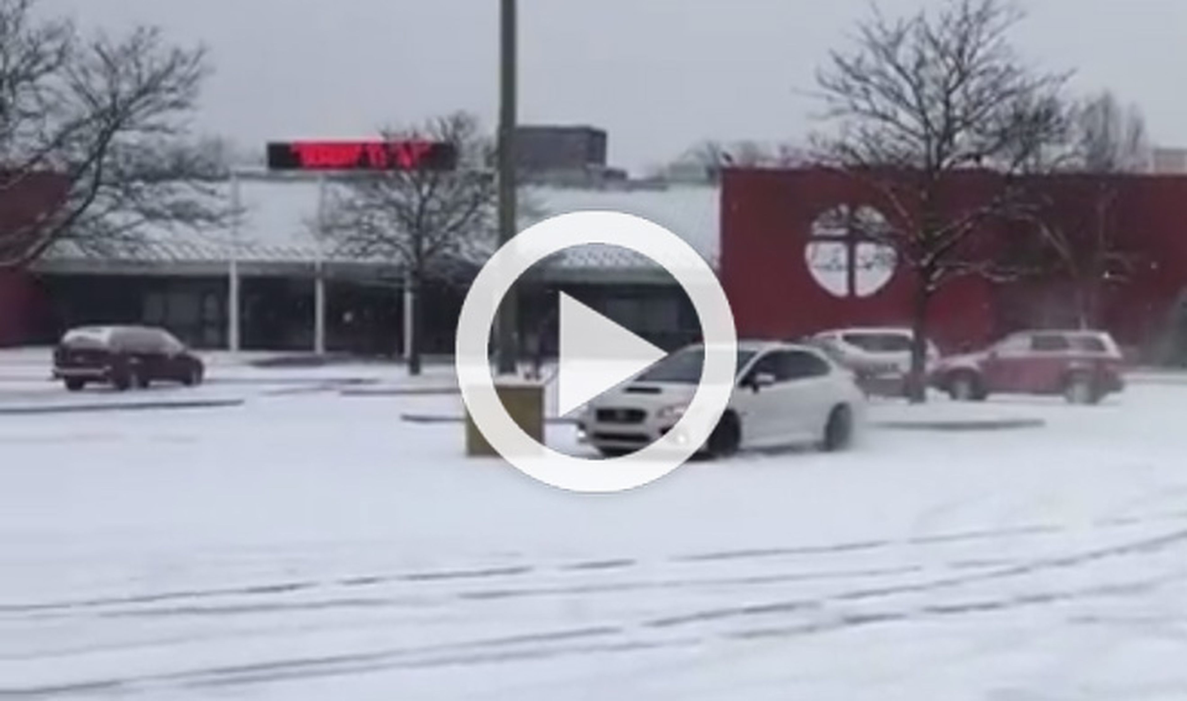 Derrapa en la nieve y choca con su Subaru WRX STI