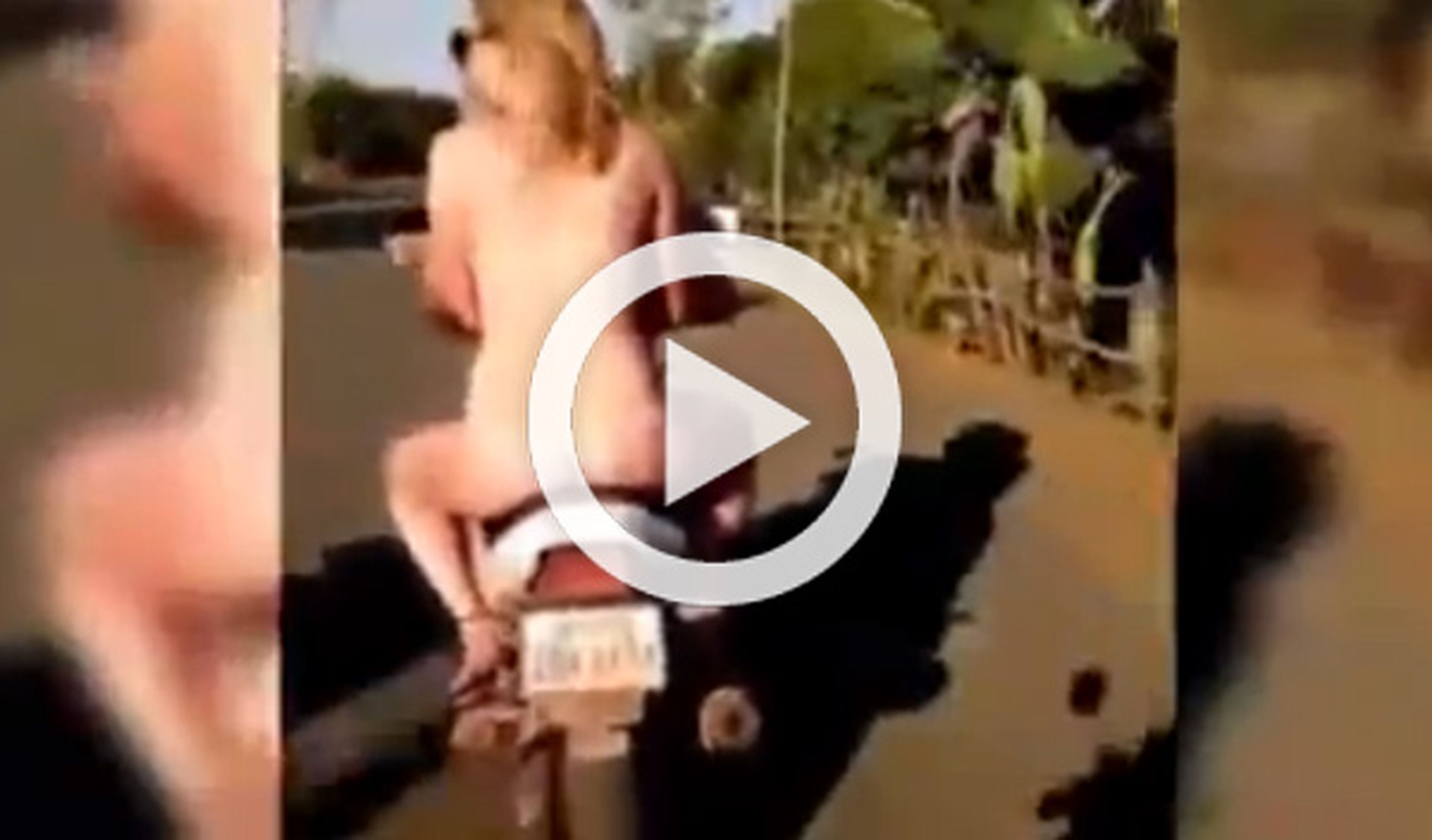 Expulsados de Camboya al circular desnudos en una moto