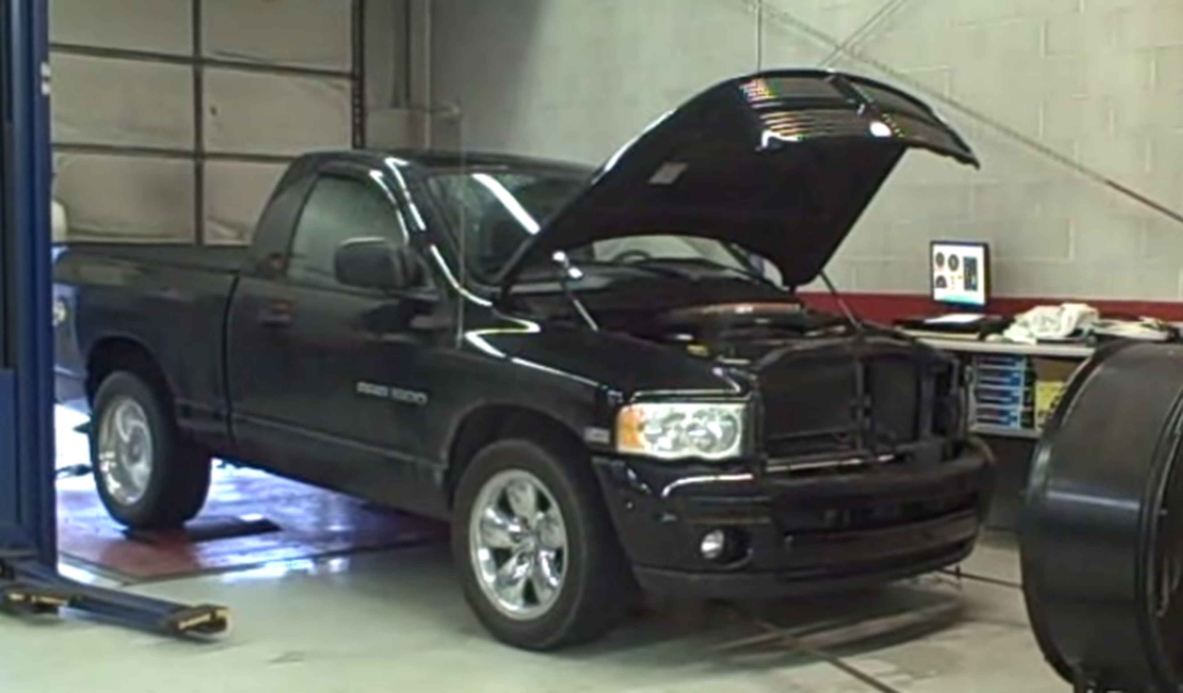 Vídeo: Dodge Ram revienta una rueda en el banco de potencia