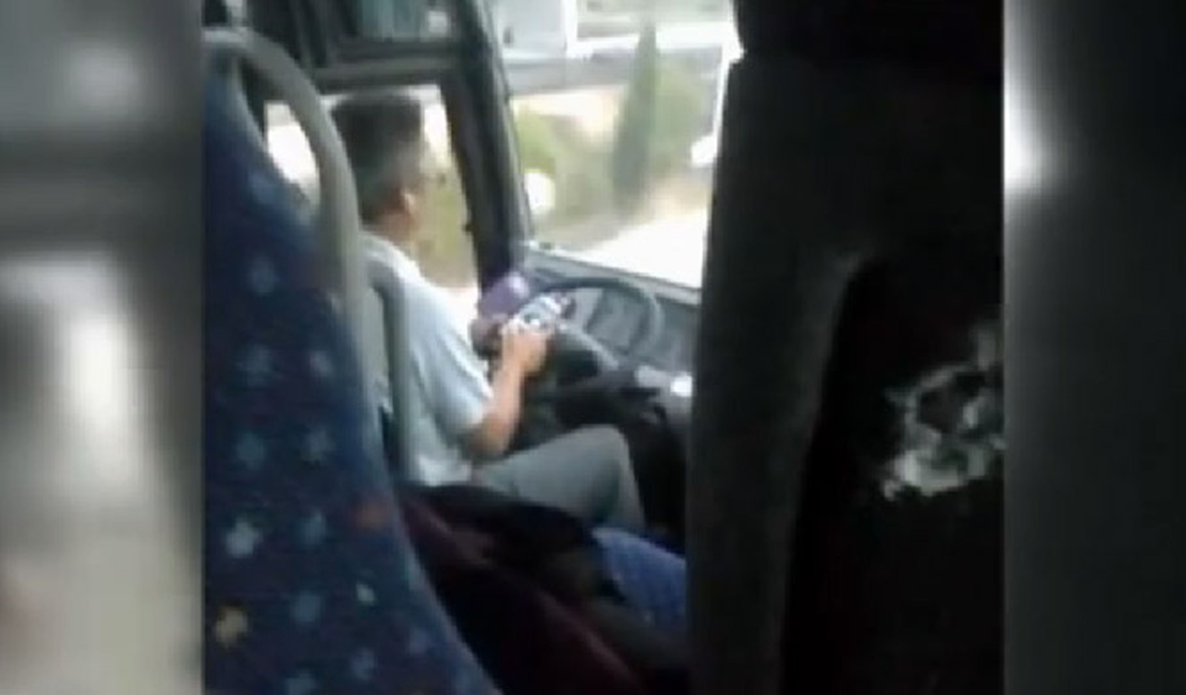 Pillado conductor de autobús escolar wasapeando al volante