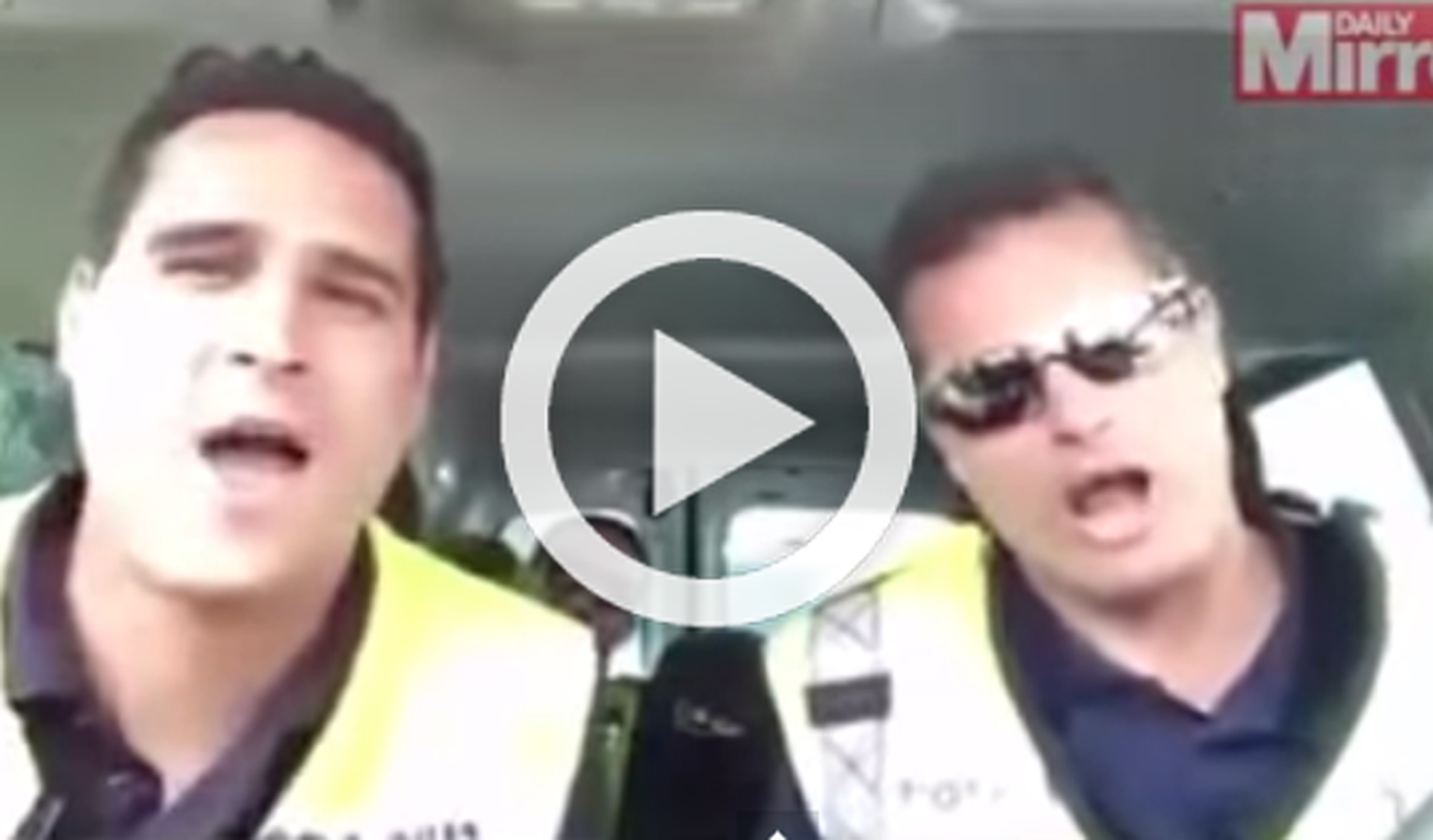 Vídeo: tres policías se emocionan cantando el Rey León