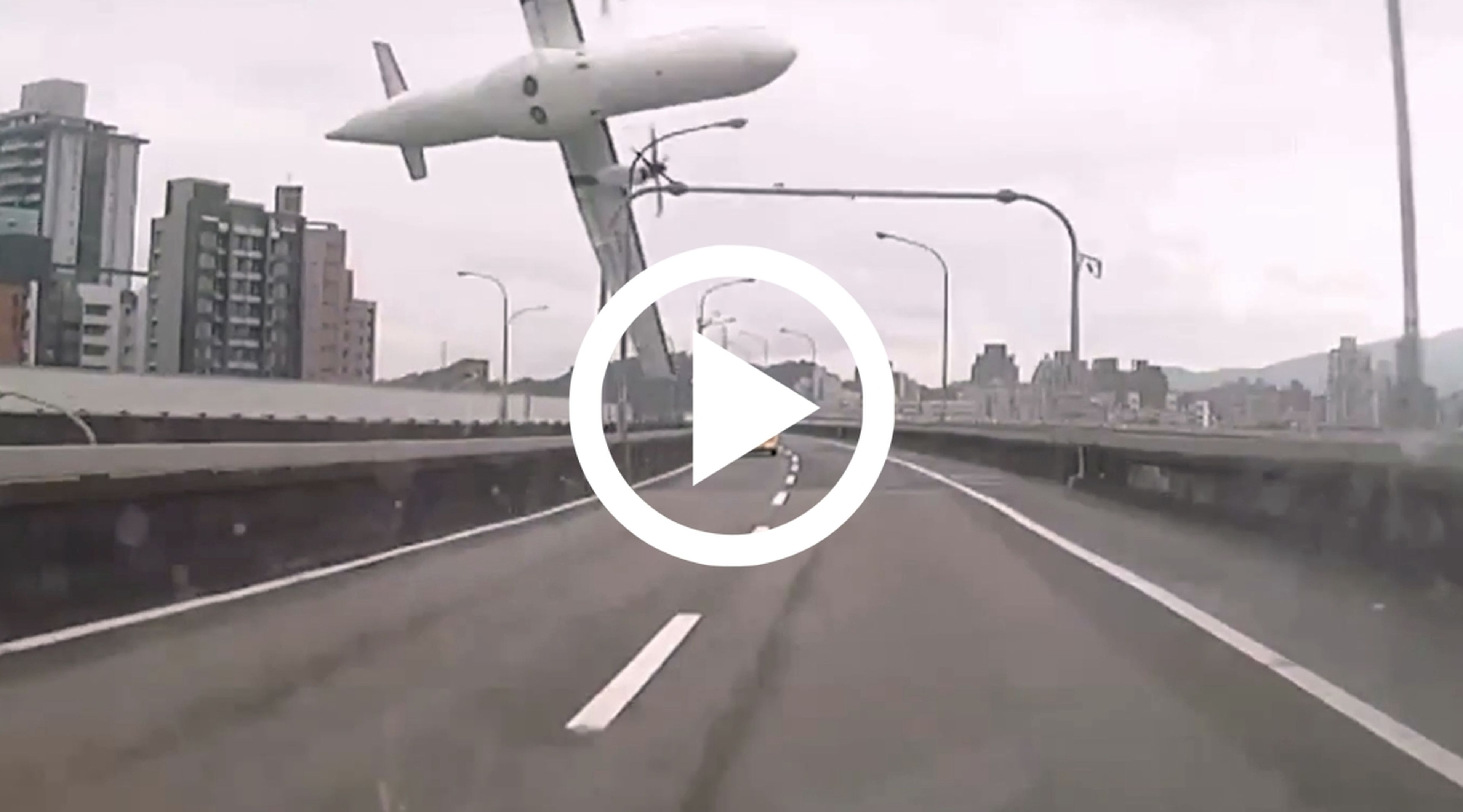 VÍDEO: Un avión se estrella en el centro de Taipéi, Taiwán