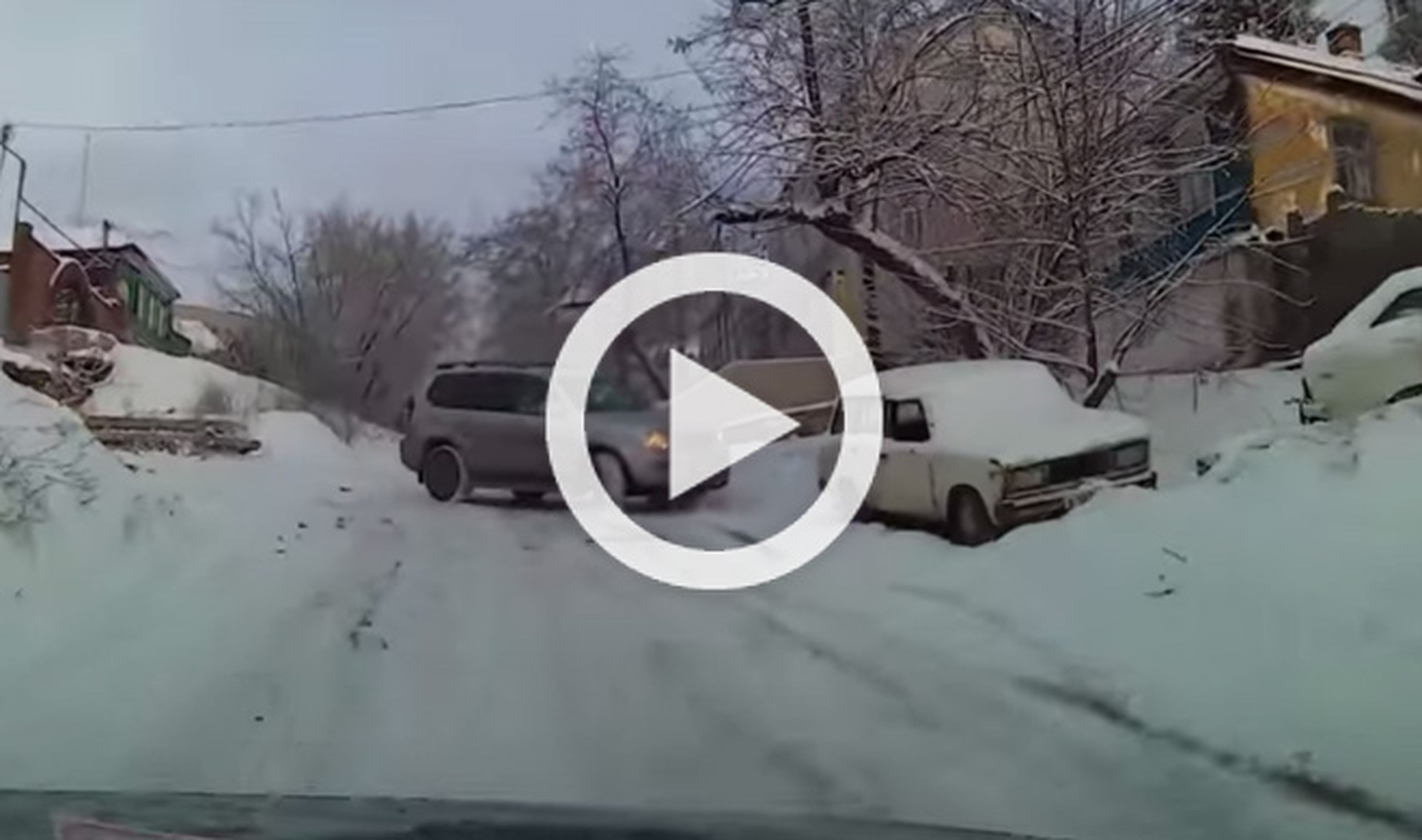 Un Toyota Land Cruiser se desliza por la nieve sin control