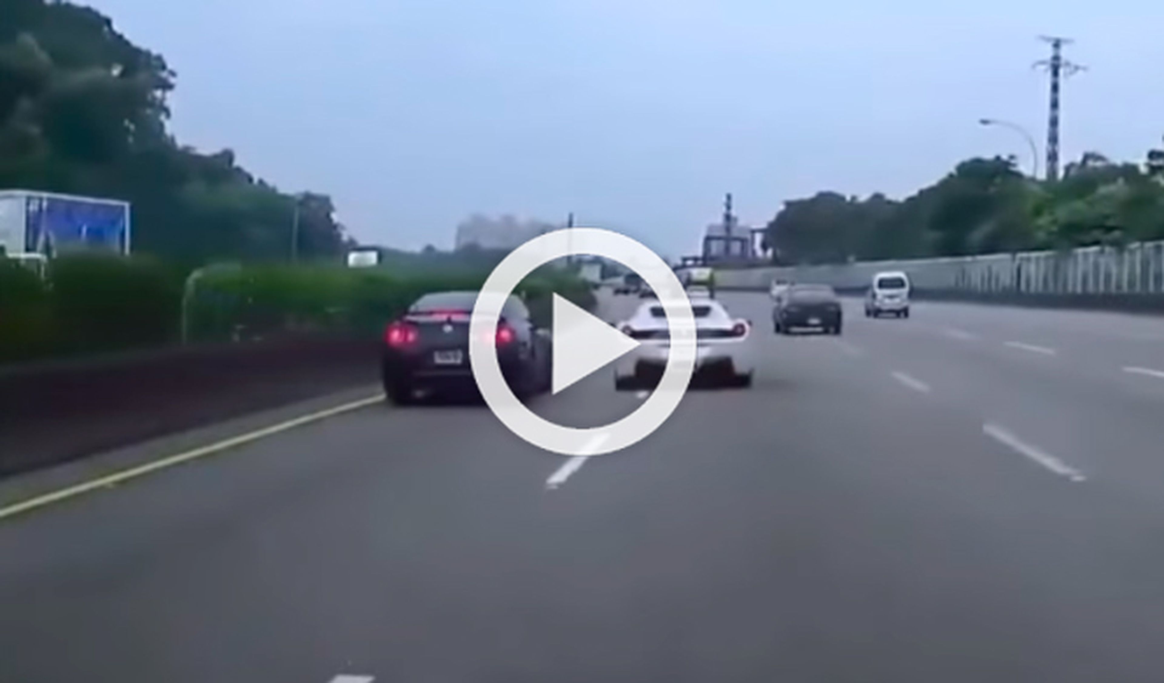 Accidente múltiple: un Ferrari 458 se estrella contra GT-R