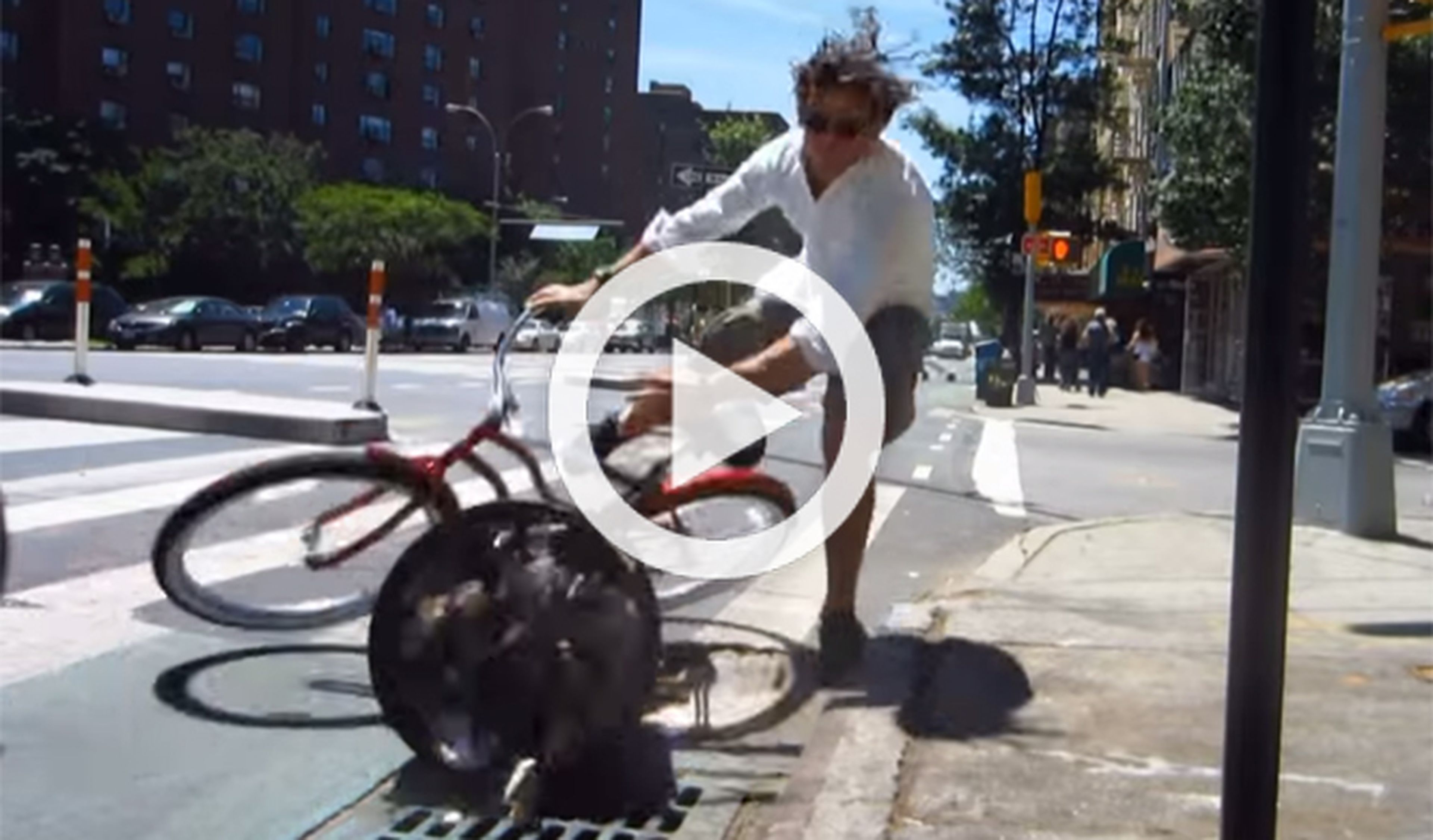 Vídeo: un ciclista demuestra por qué no usa el carril bici