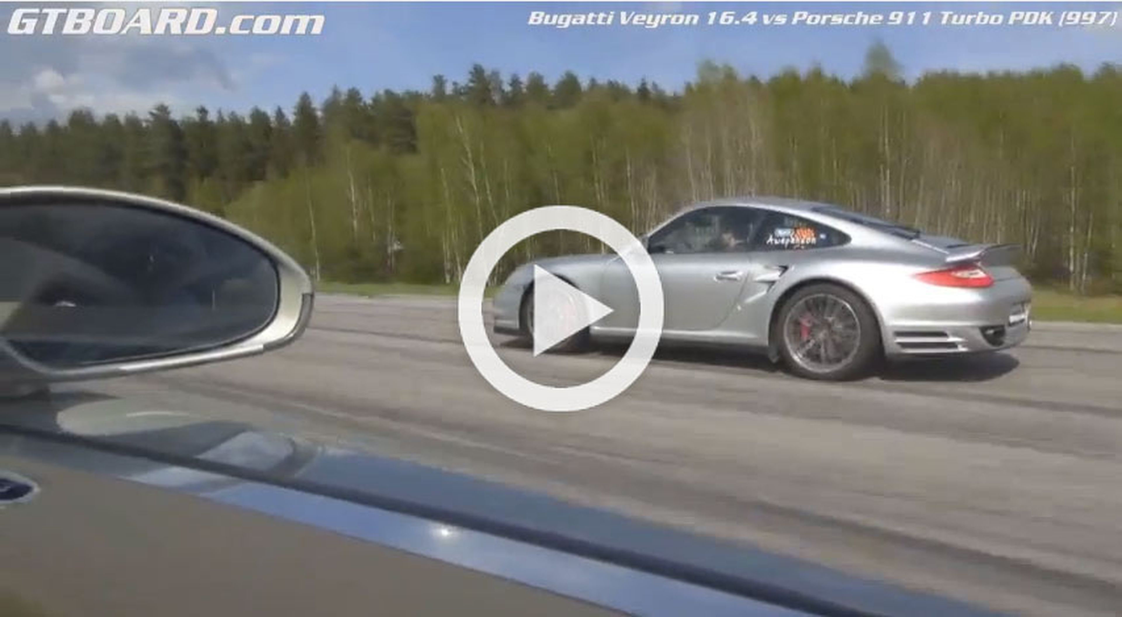 Vídeo: un Bugatti Veyron quita las pegatinas a un 911 Turbo