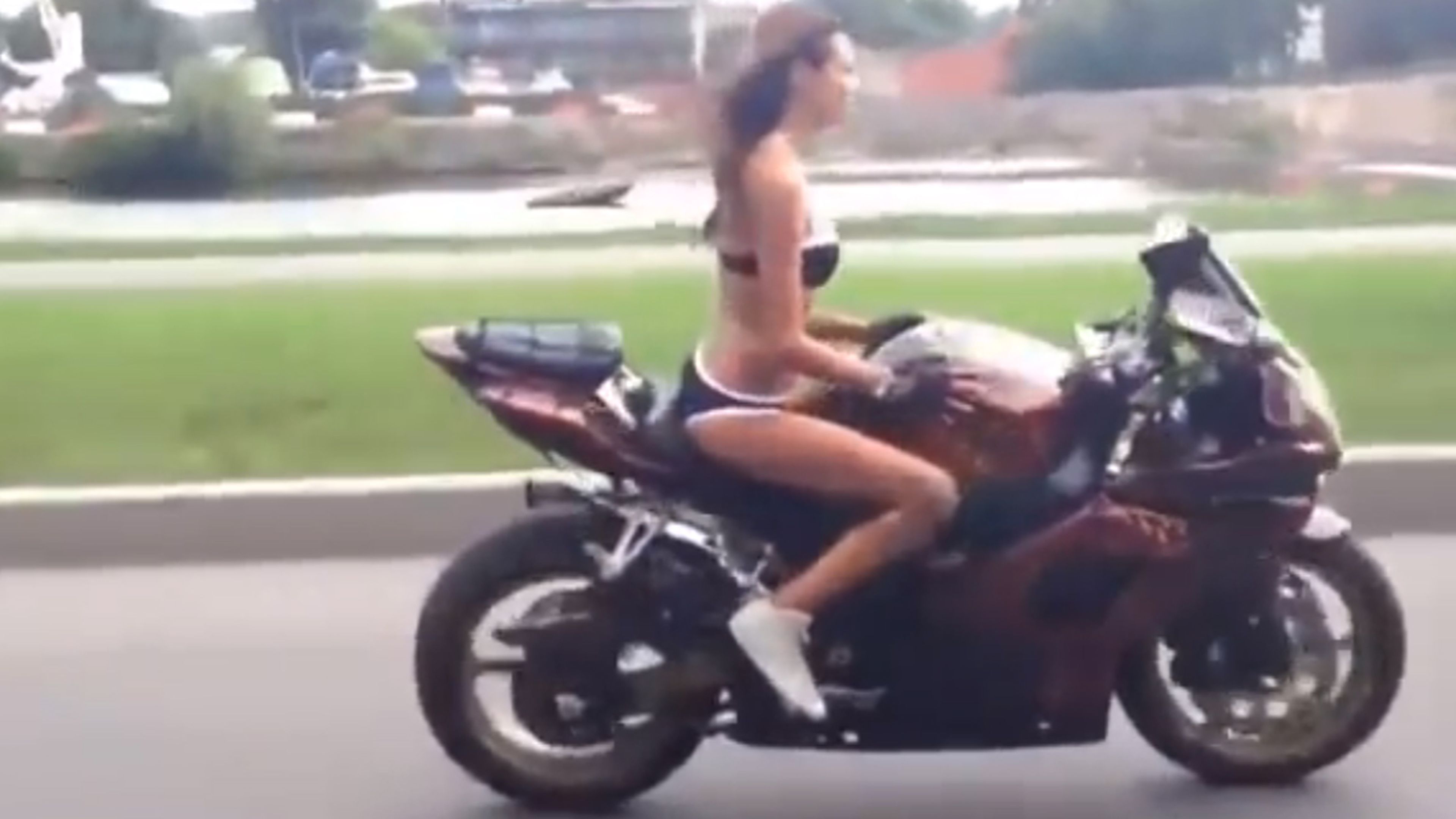 Vídeo: una chica en bikini hace maravillas sobre una moto