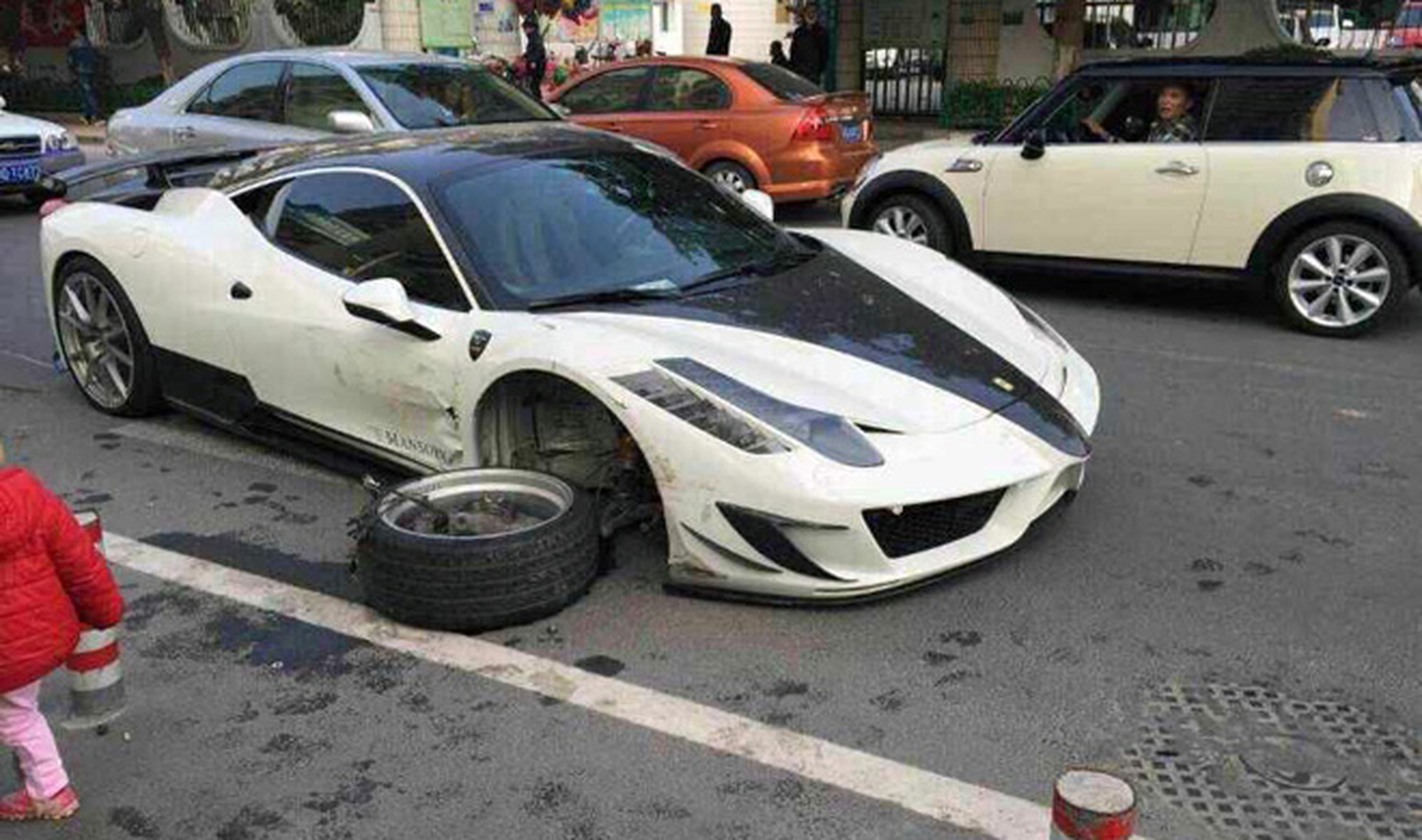 Un Ferrari Mansory Siracusa acaba destrozado en China