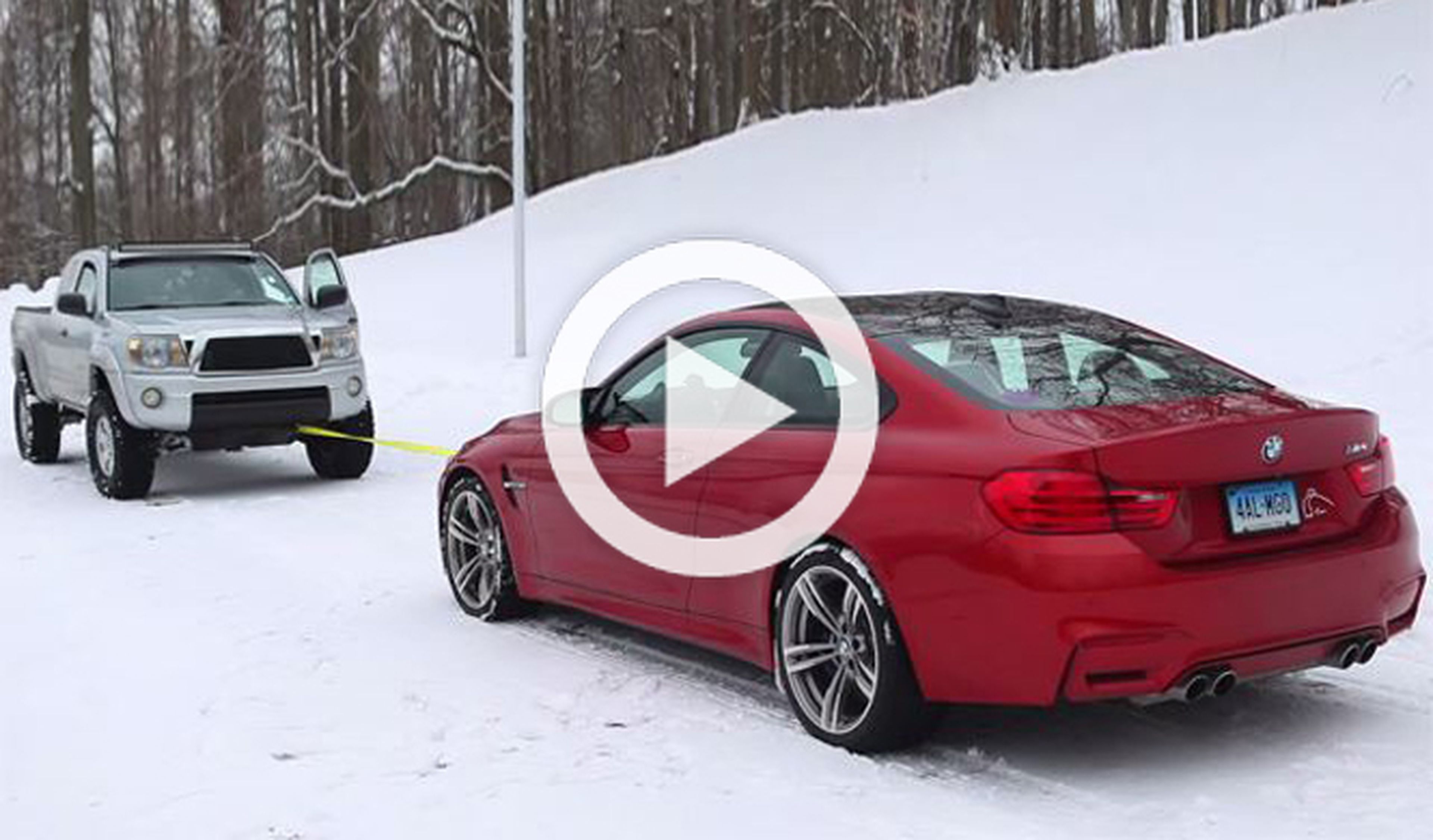 Vídeo: un BMW M4 Coupe contra un pick-up sobre la nieve
