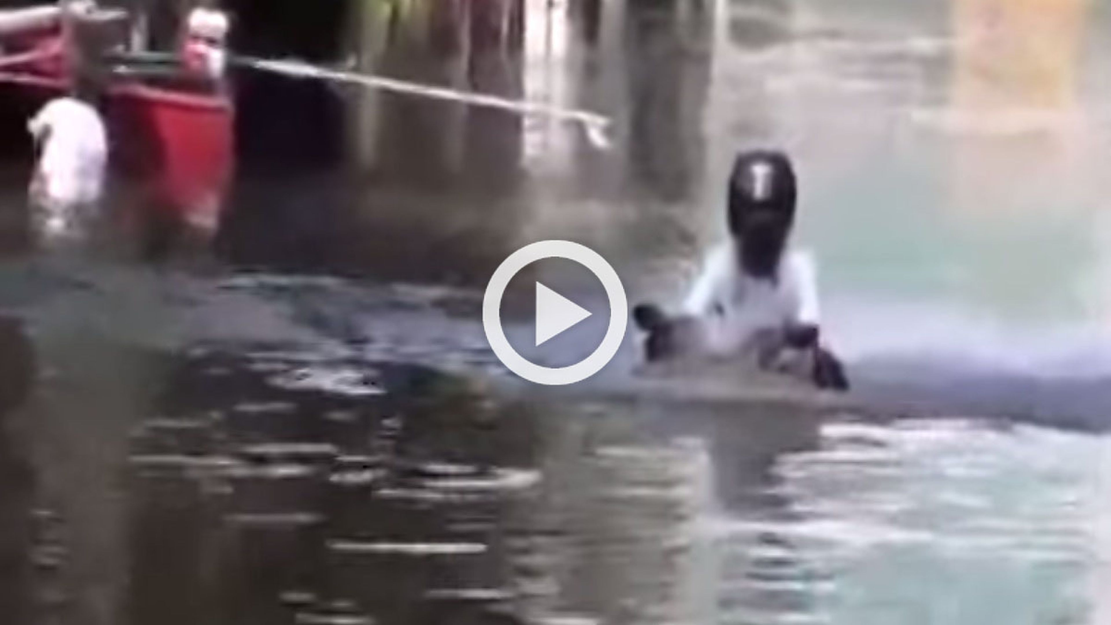Vídeo: un motorista atraviesa una inundación en Tailandia