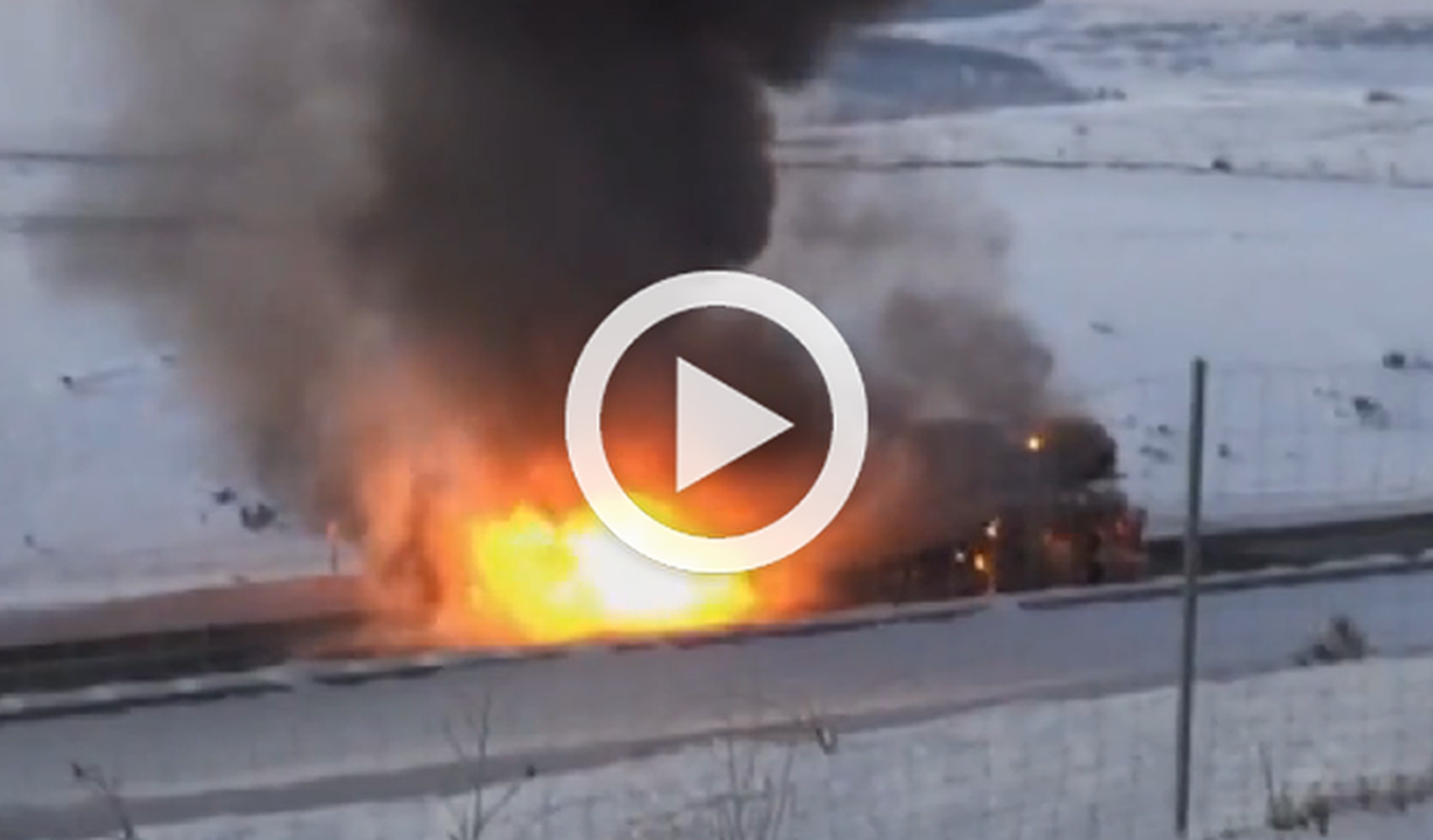 Un camión cargado de coches arde en la A-67