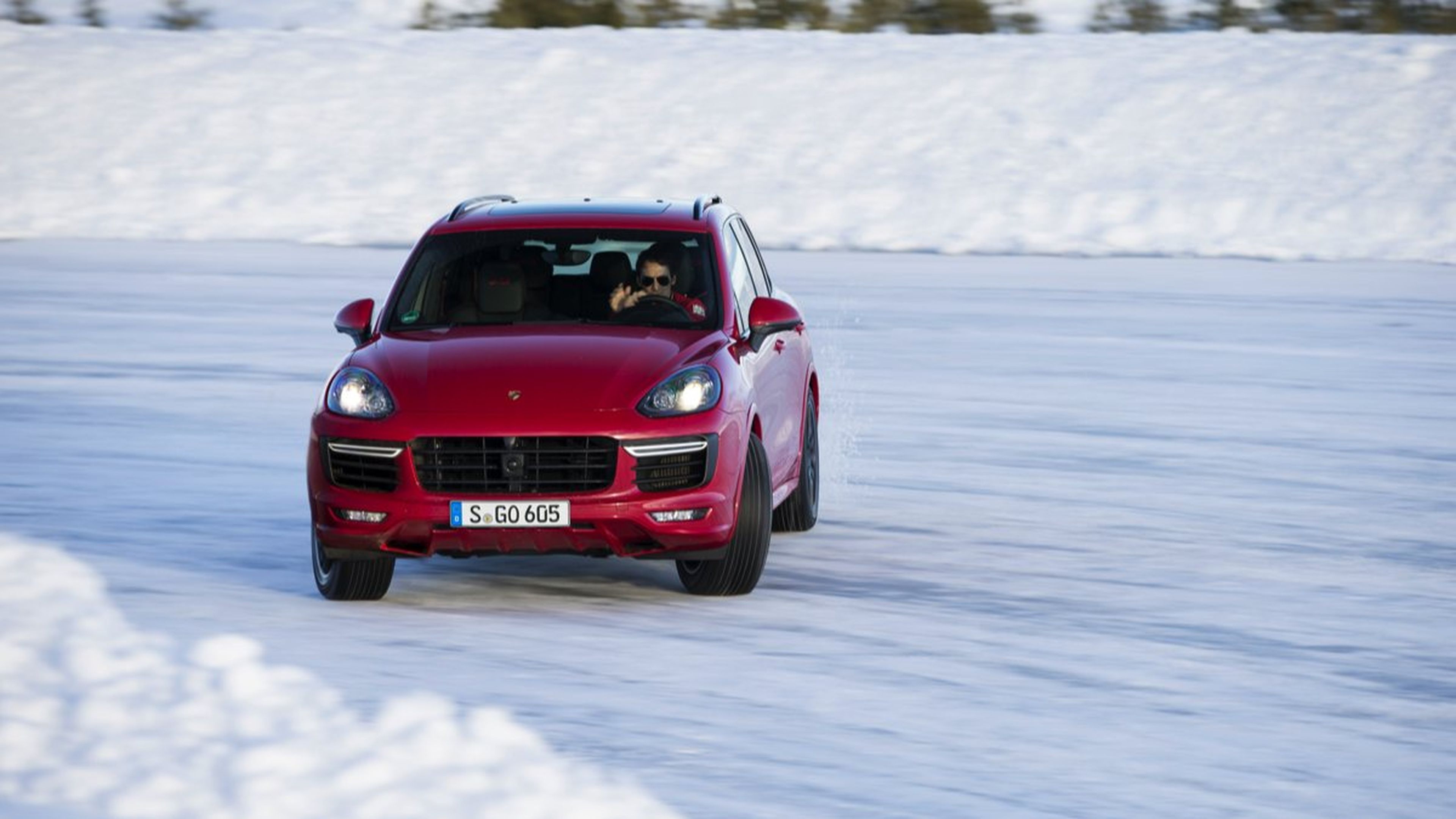 Porsche Cayenne GTS 2015 en hielo