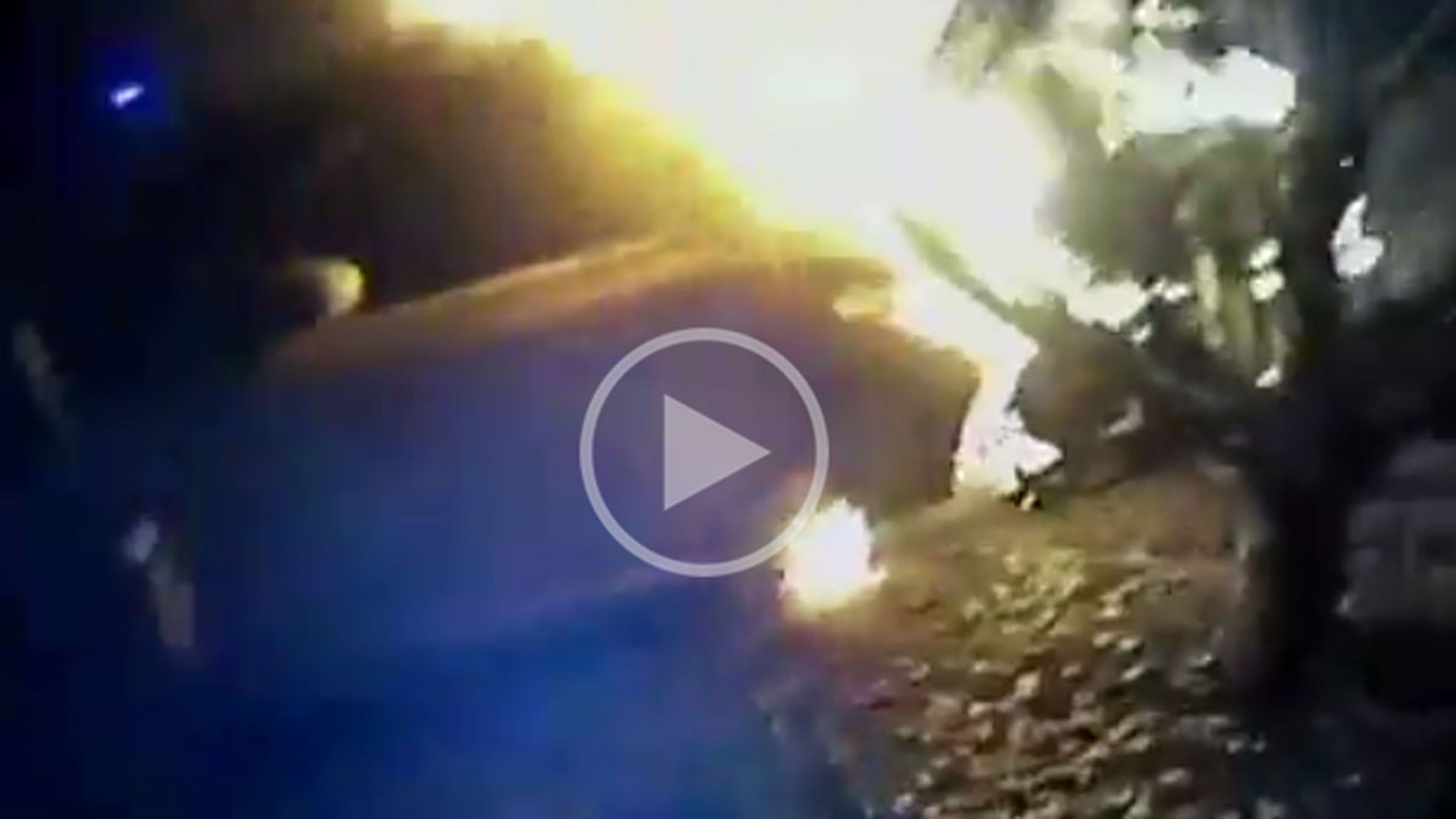 Policía graba cómo saca a un hombre de un coche en llamas