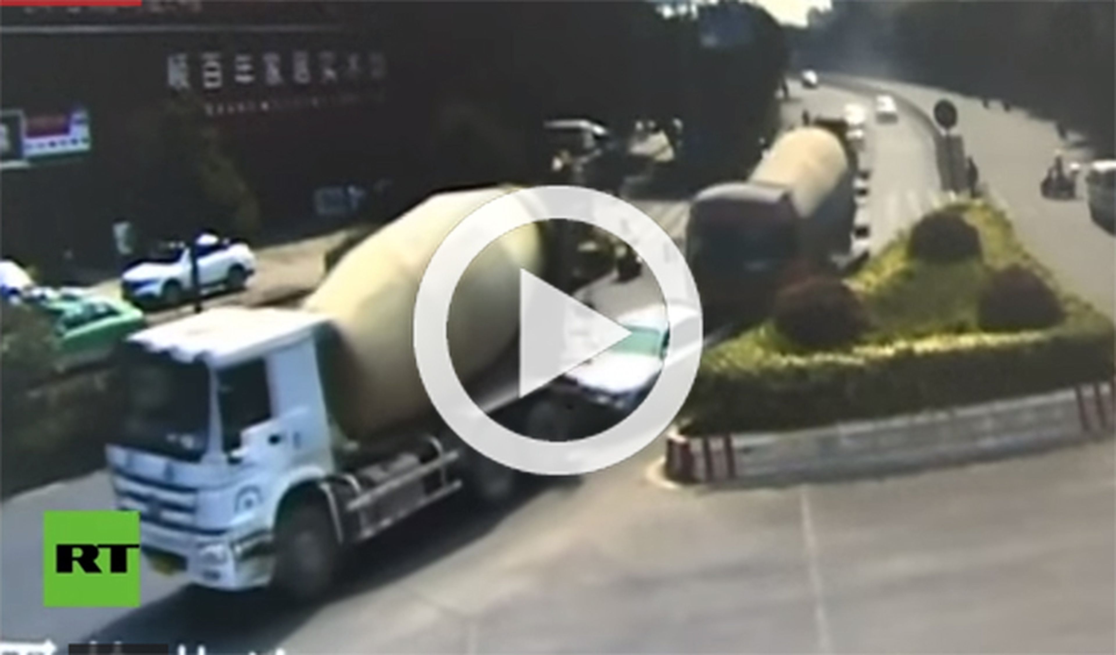Escalofriante vídeo: dos camiones aplastan un coche