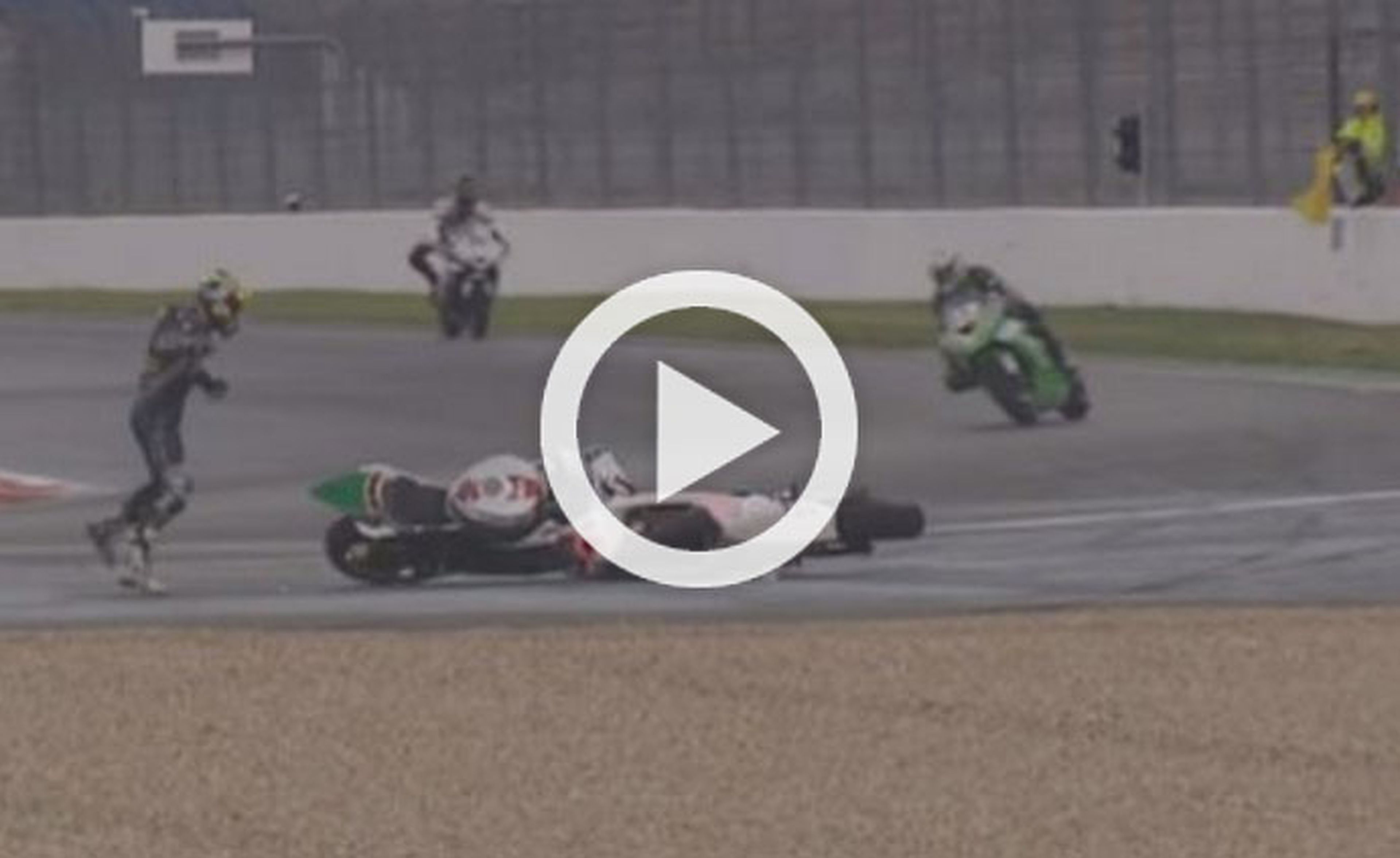 Vídeo: dos motos se enganchan y 'bailan' en una carrera