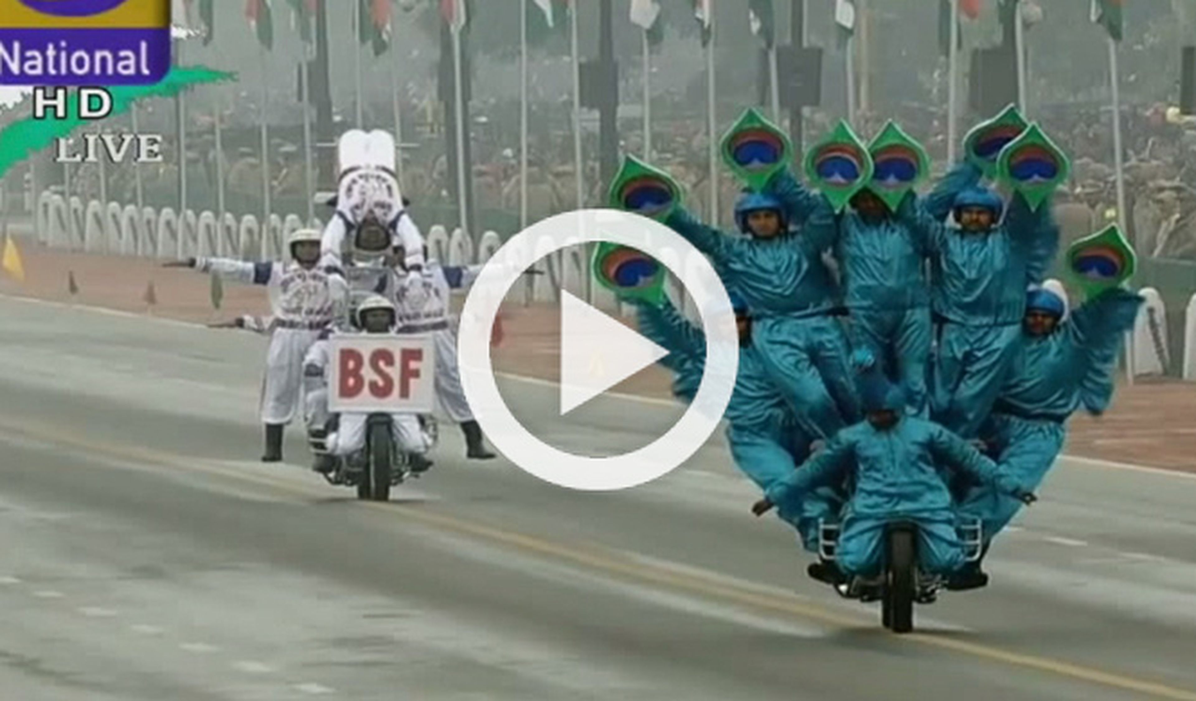 Vídeo: acróbatas indios en moto sorprenden a los Obama