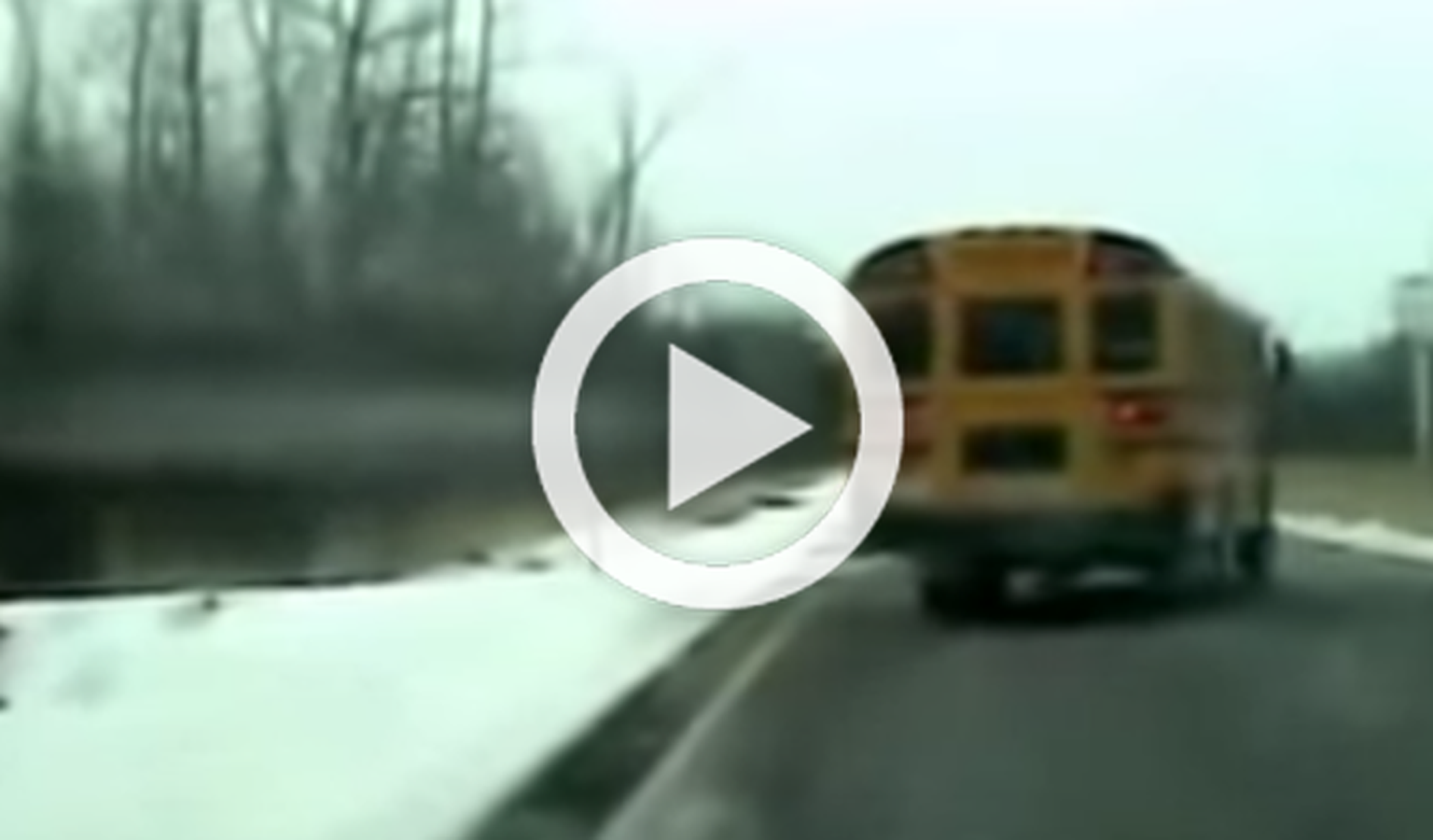 Vídeo: el conductor de un bus escolar se desmaya al volante