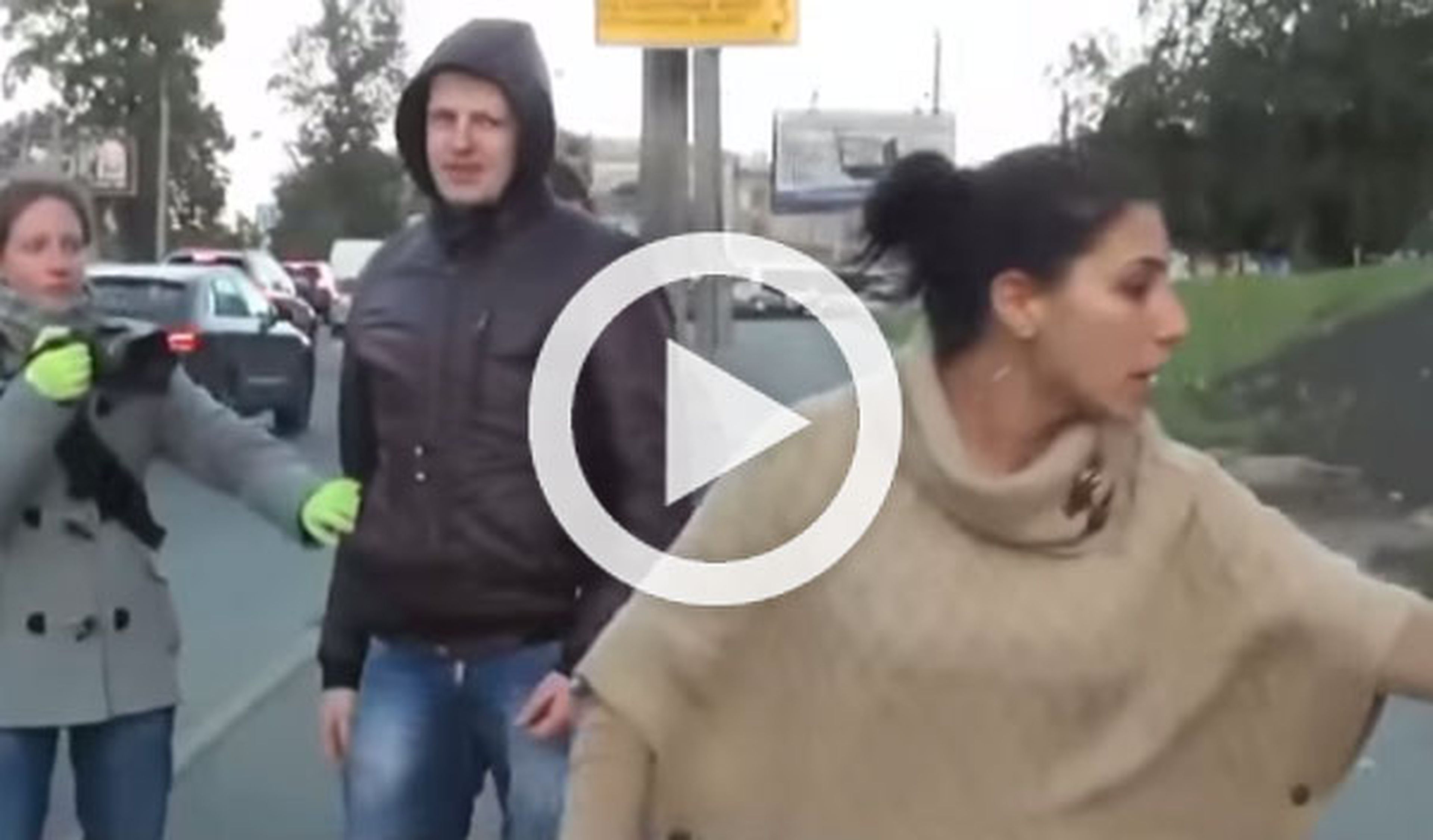 Peatones rusos, agredidos por hacer un vídeo denuncia