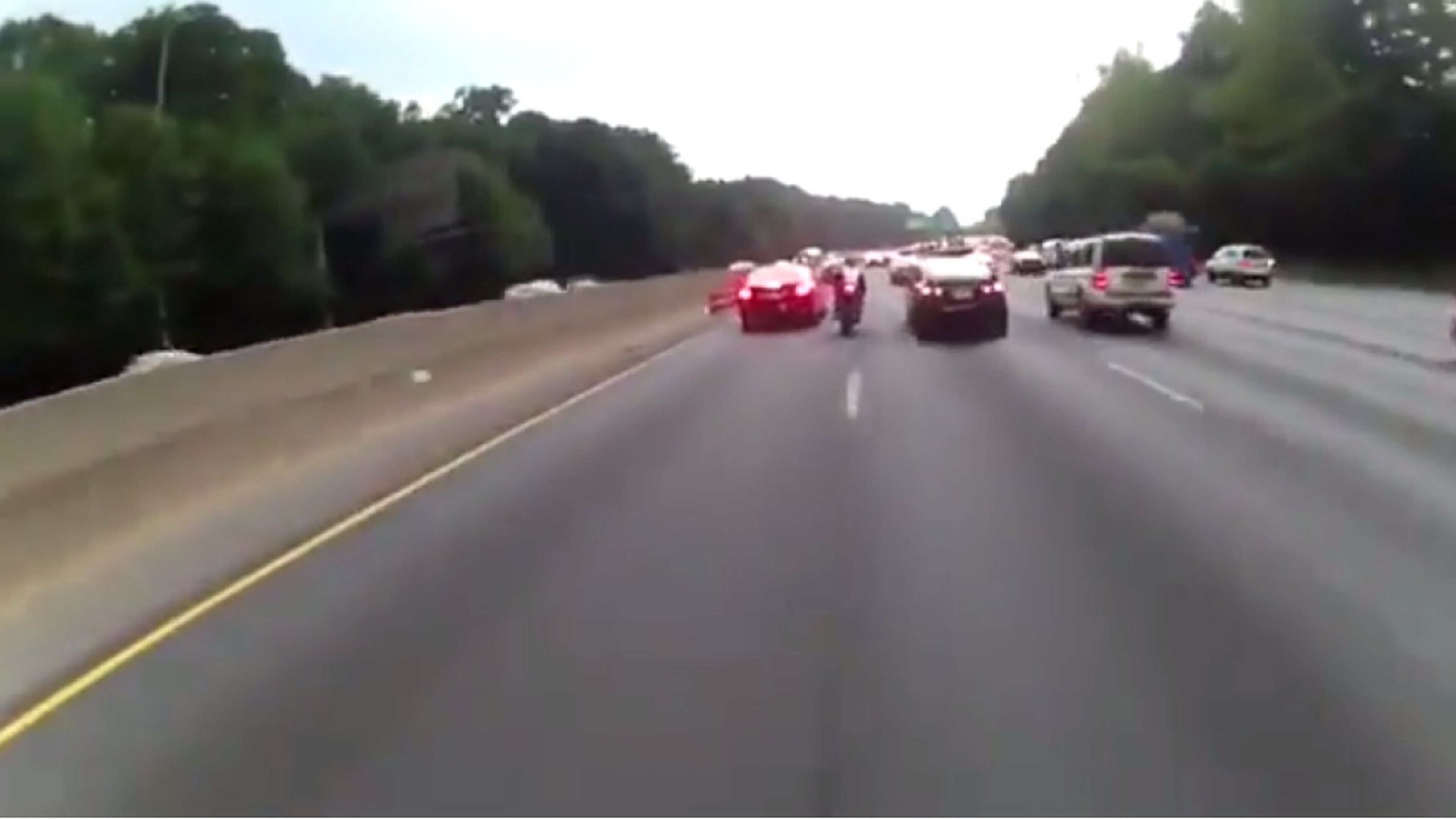 Vídeo: un motorista sufre un accidente en un atasco