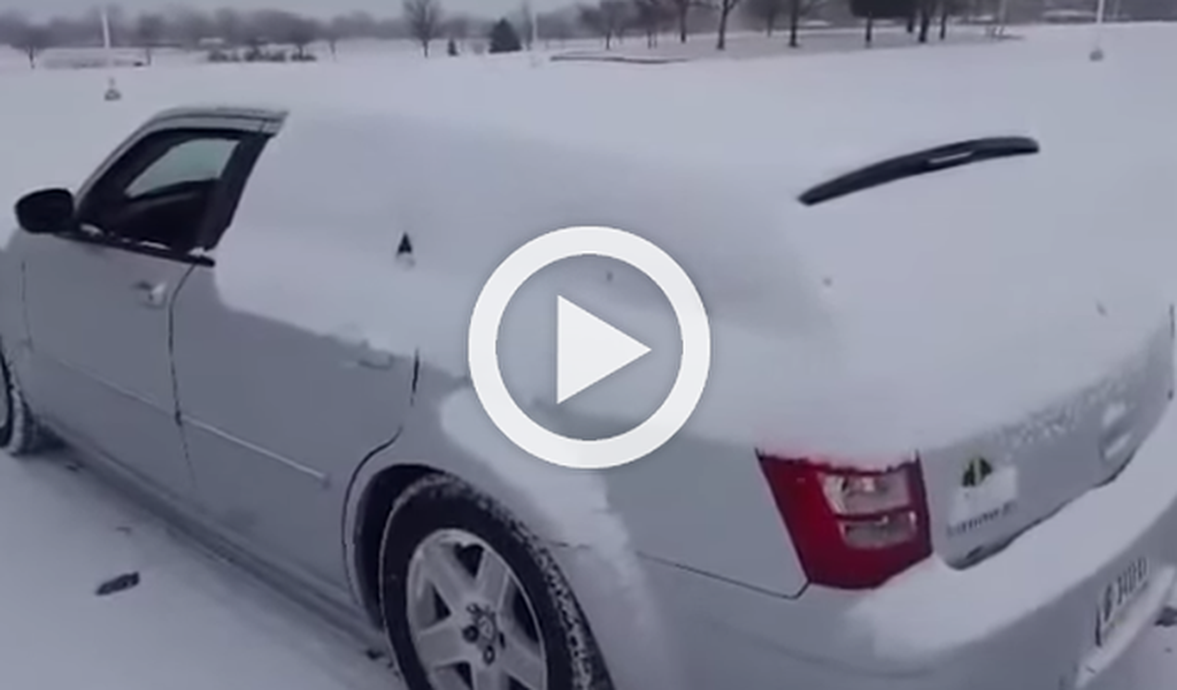 Vídeo: así quitan los rusos la nieve de sus coches