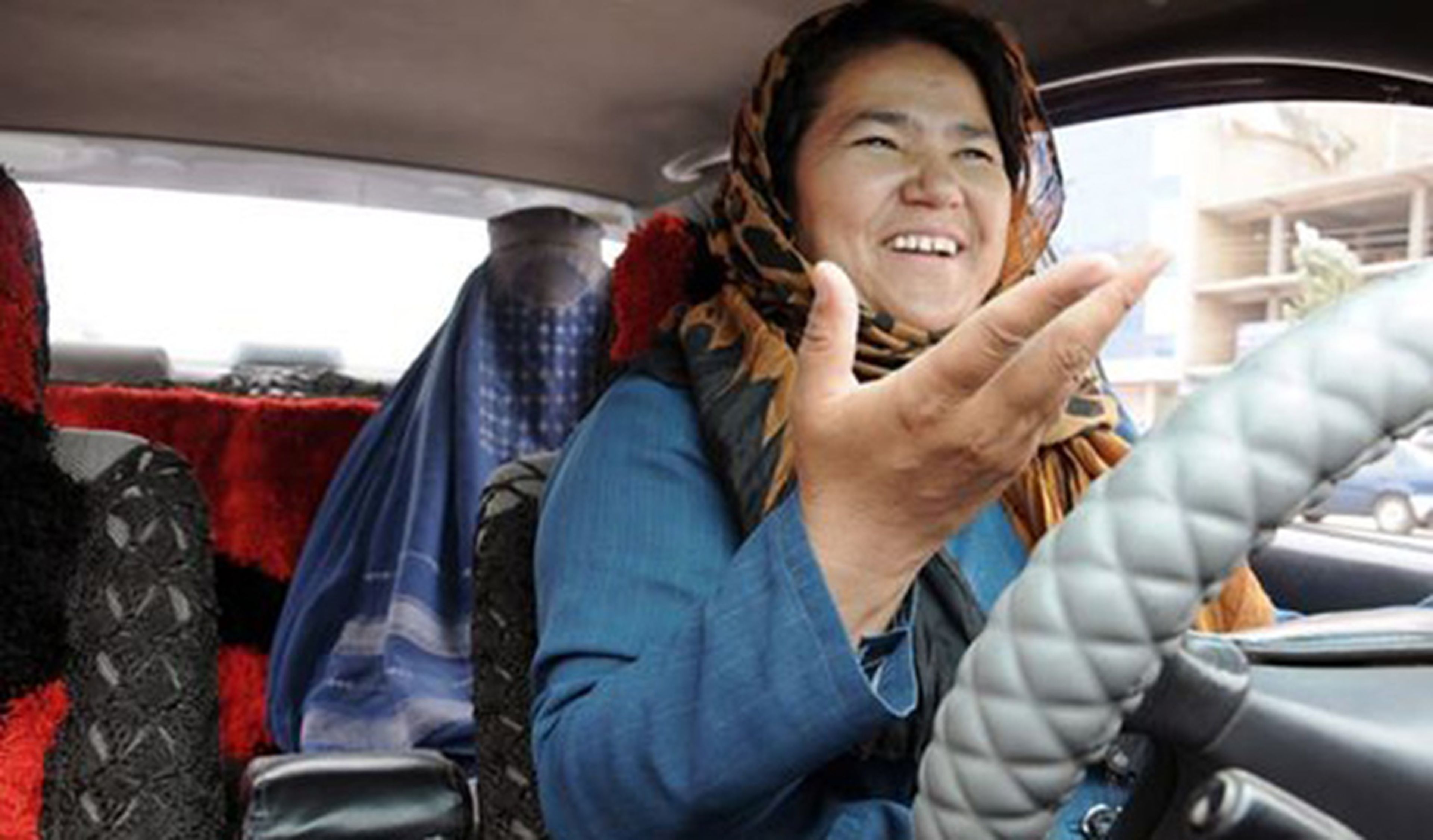 Sara Bahai, la primera mujer taxista de Afganistán