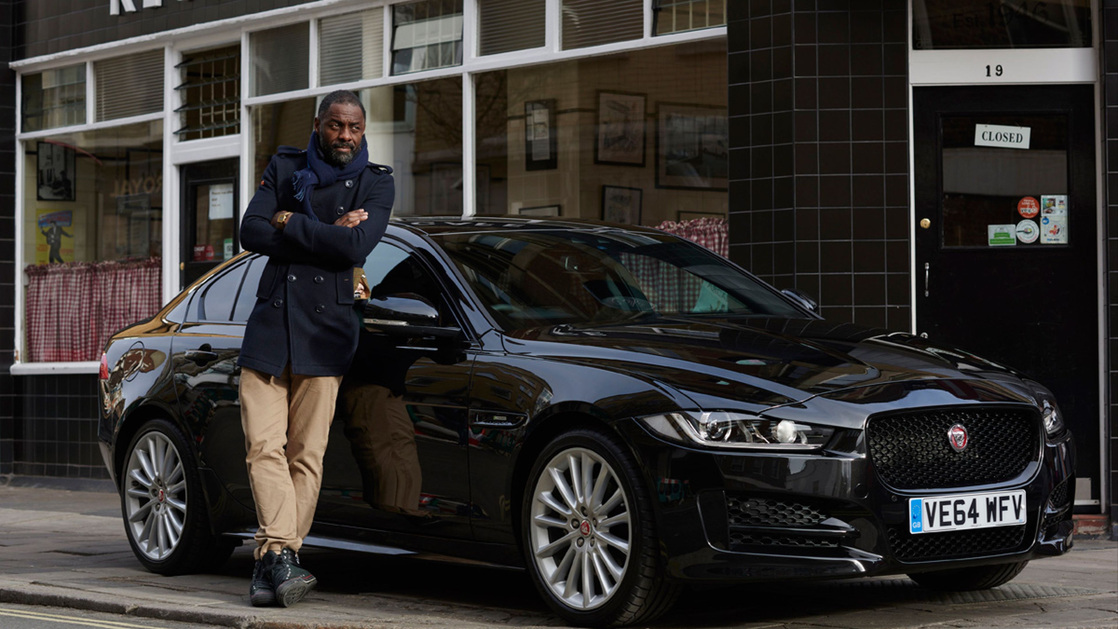 Idris Elba conduce un Jaguar XE diesel - Idris Elba conduciendo