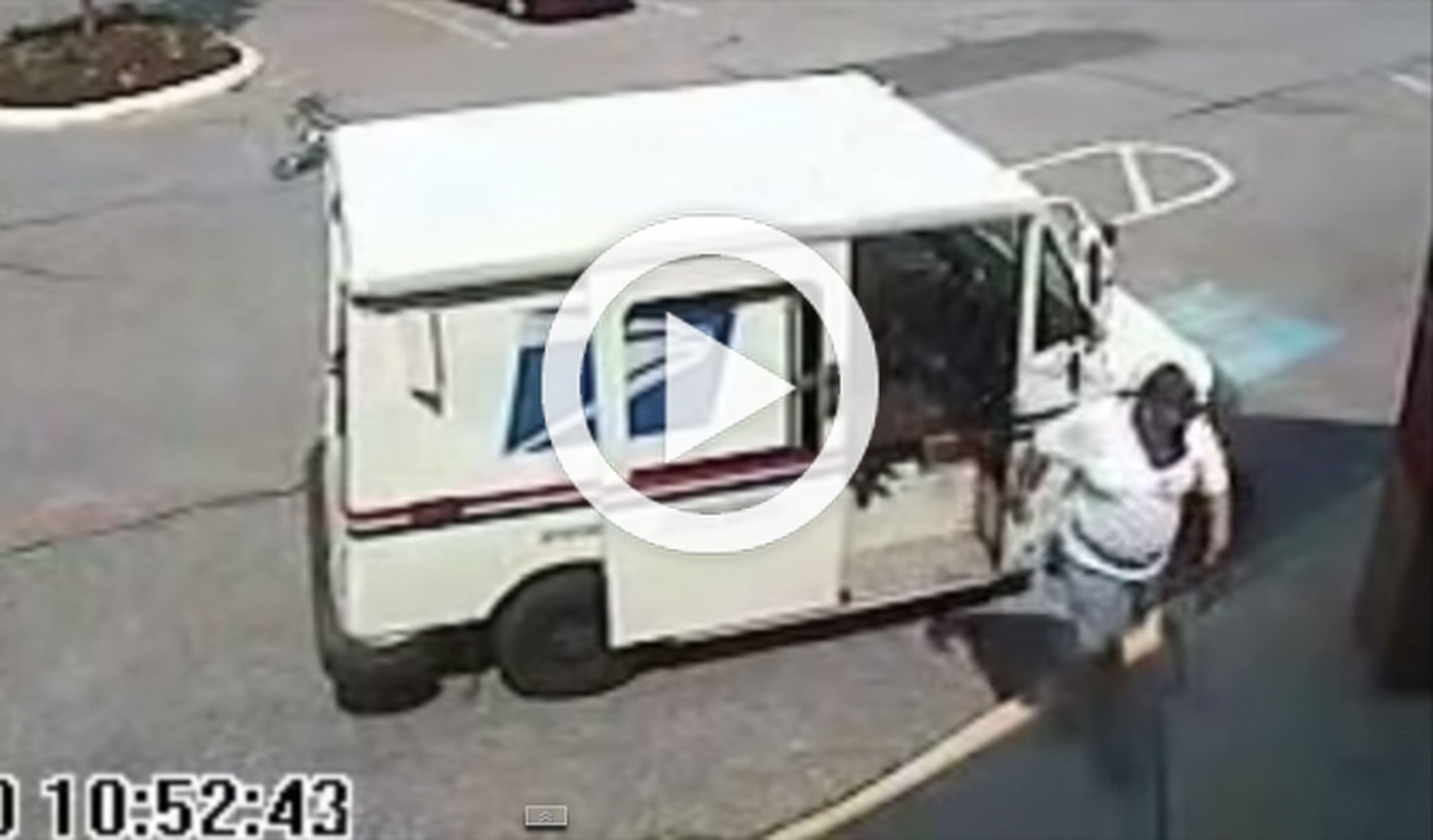 Vídeo: un cartero es atropellado por su propio vehículo