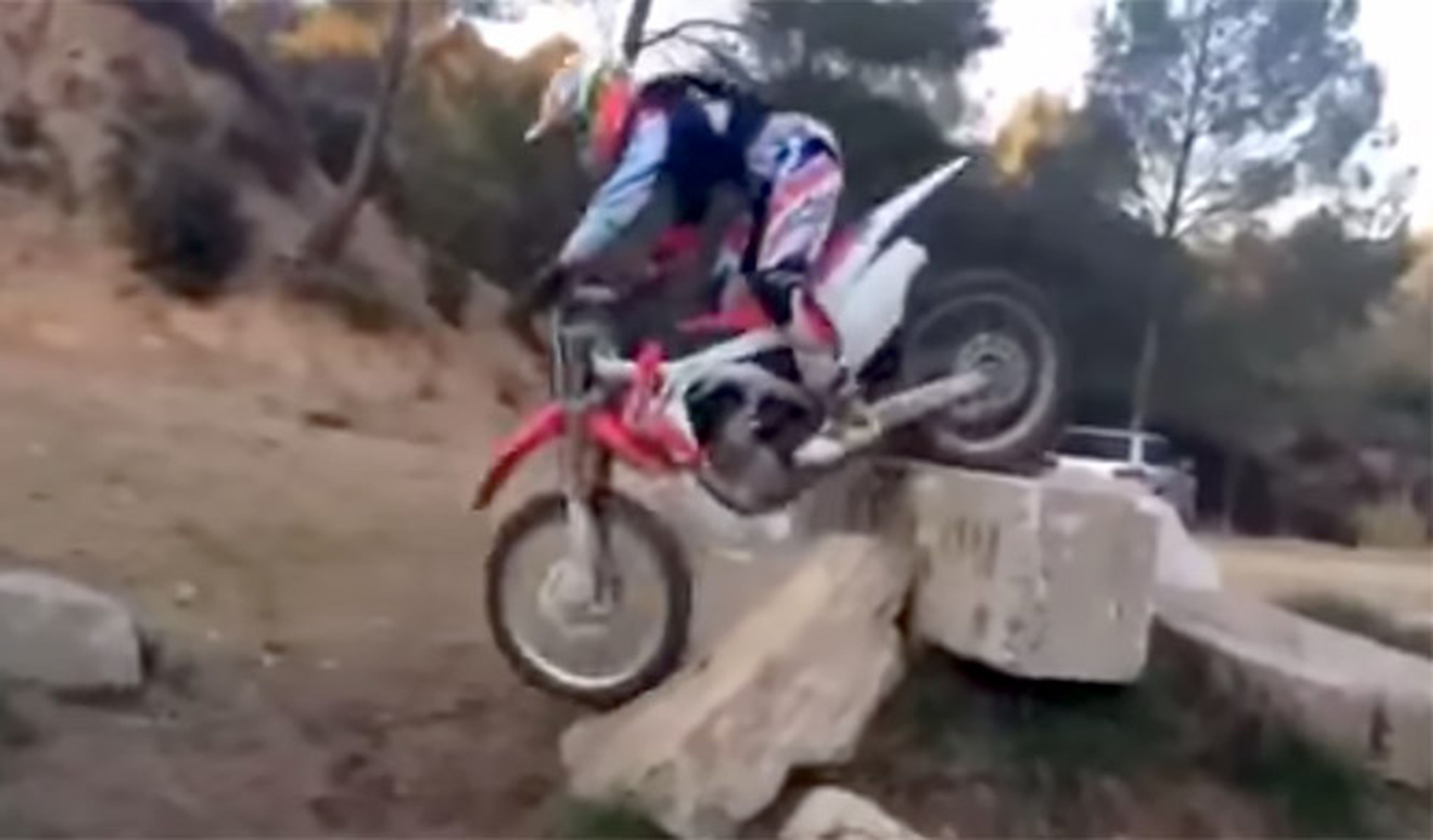 Toni Bou hace trial con una Honda de motocross