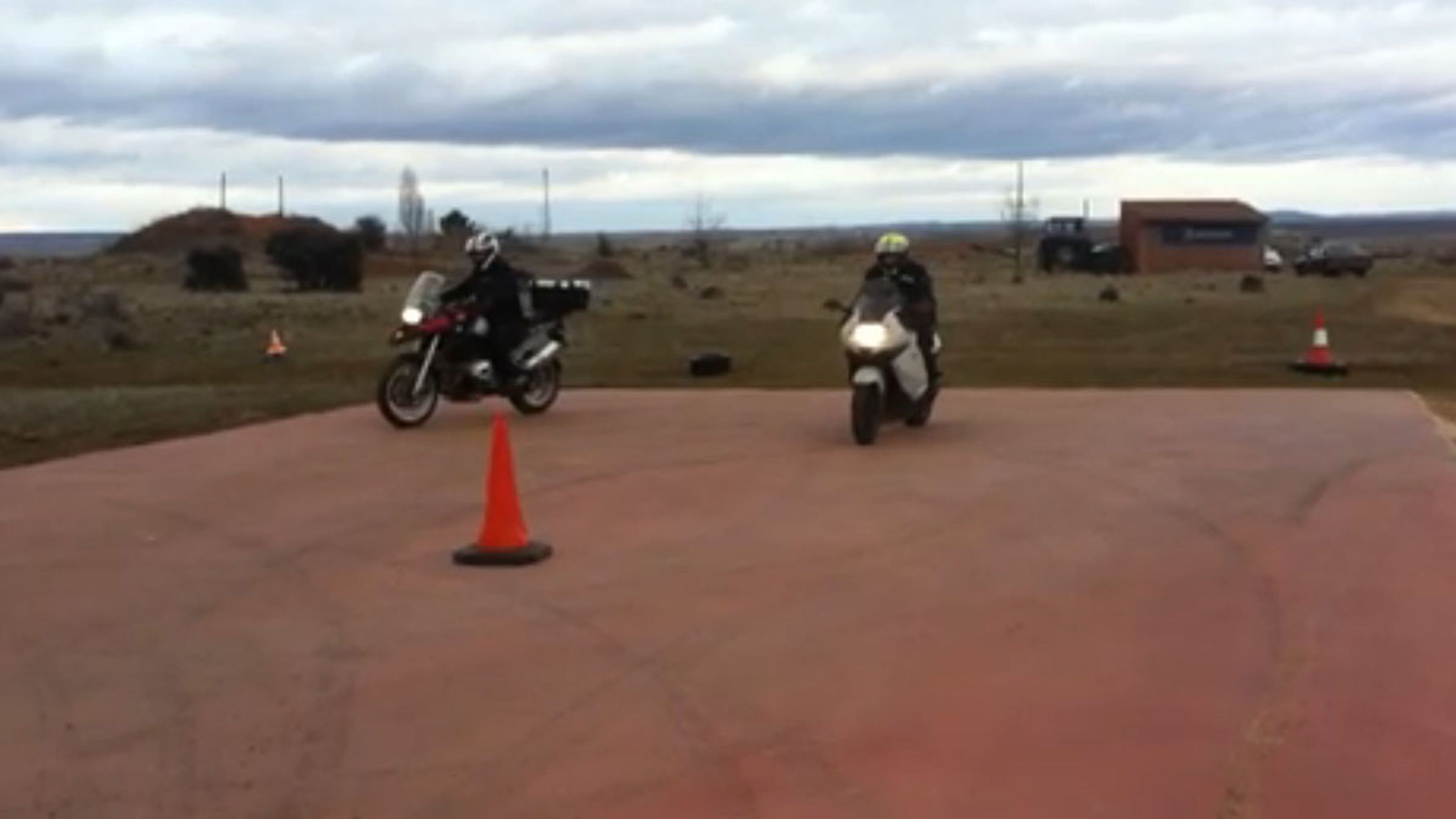 Dos motos echan una carrera para ver cuál es más... ¡lenta!