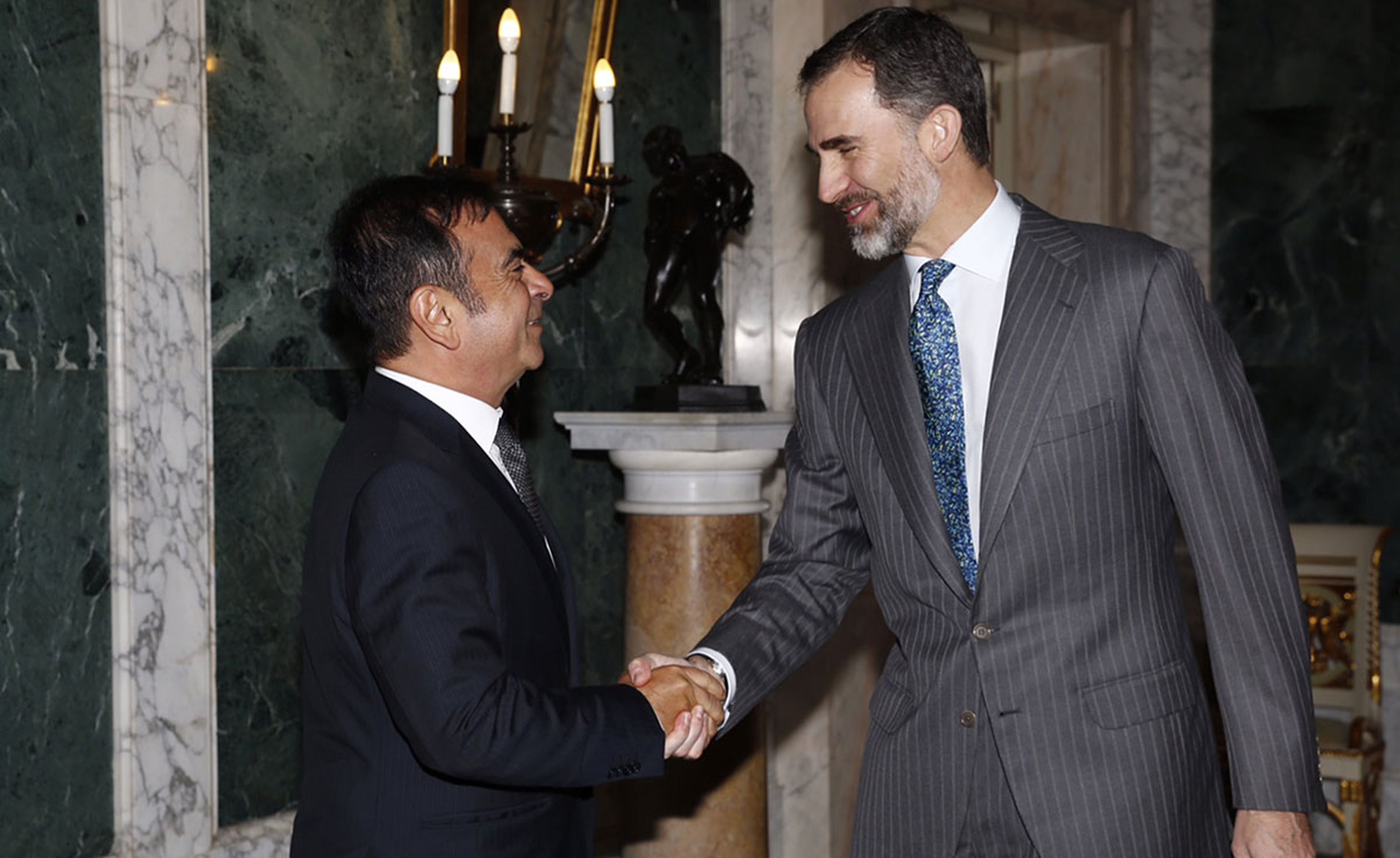 Carlos Ghosn y el Rey Felipe VI se dan la mano