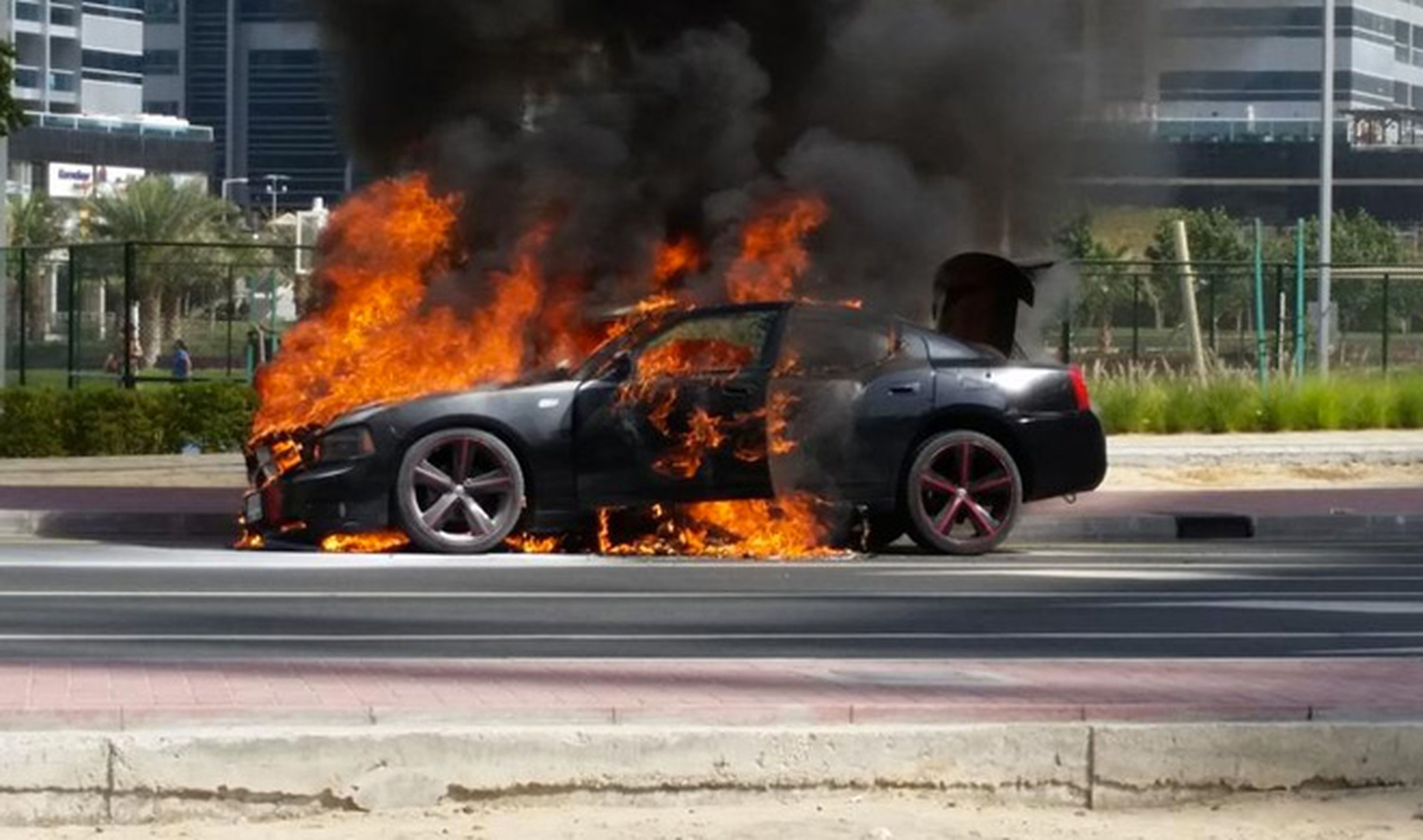 Una mujer sale huyendo de su coche en llamas