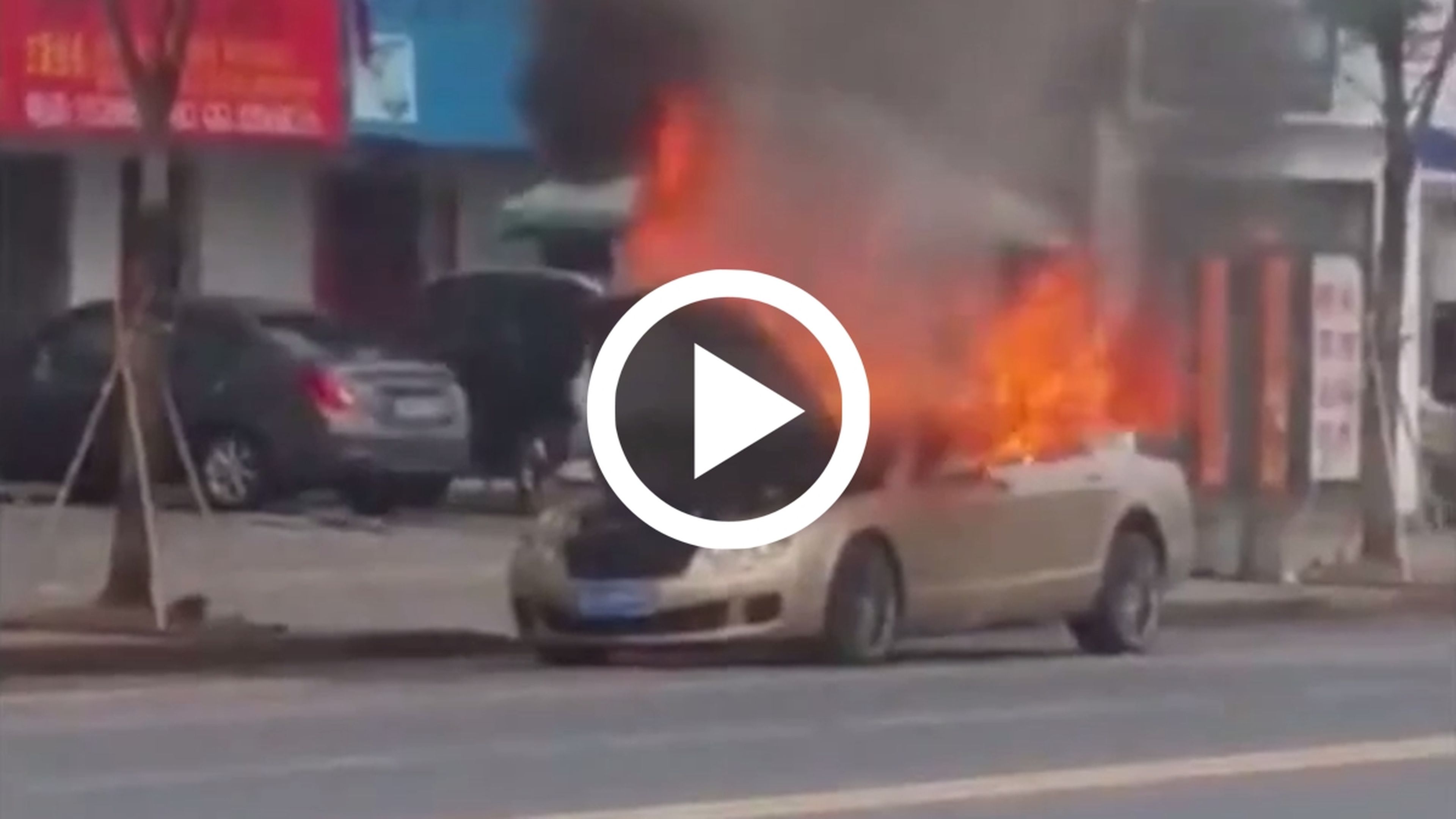 Un Bentley arde en llamas en China
