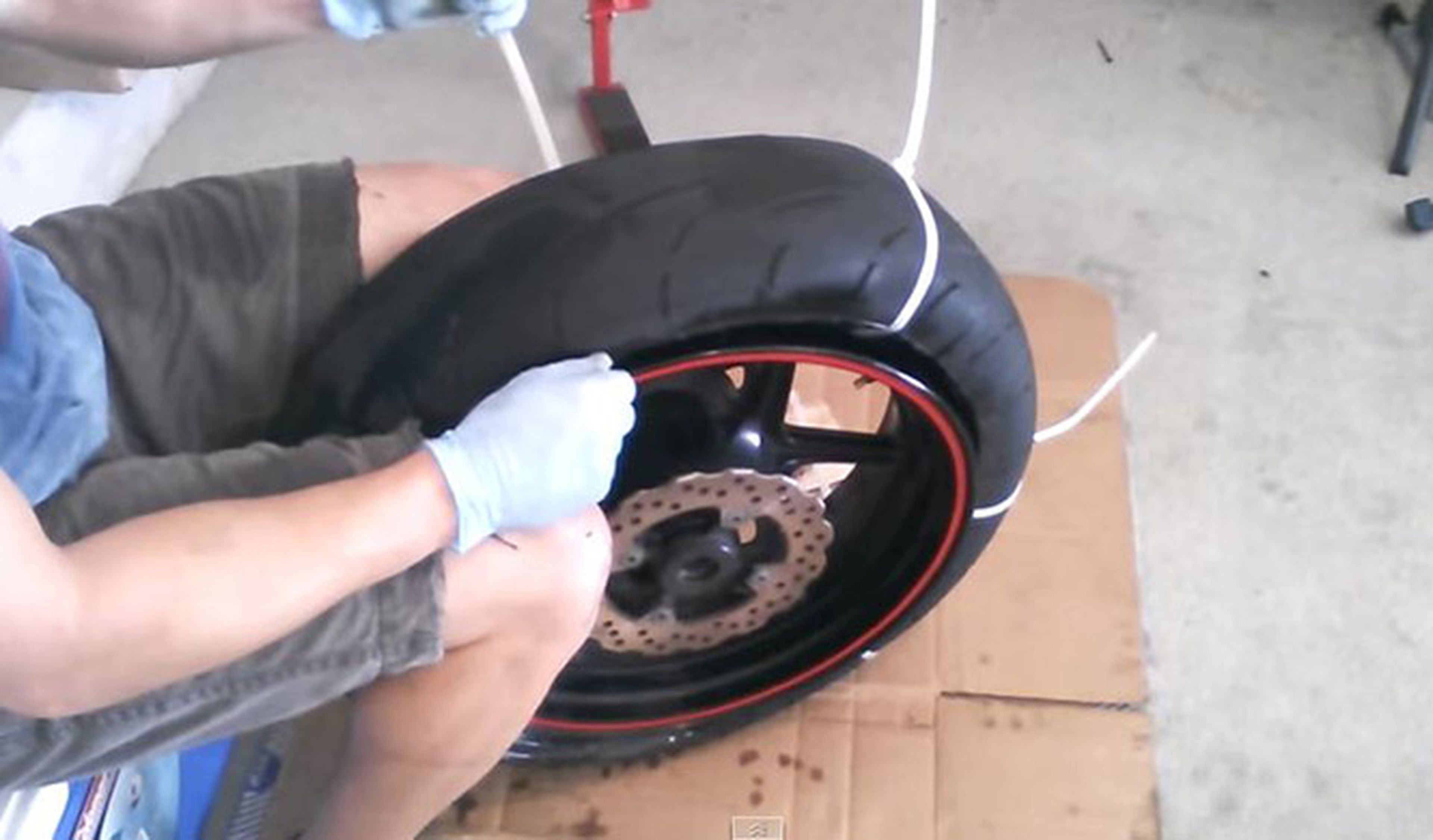 Desmontar un neumático con bridas de nailon