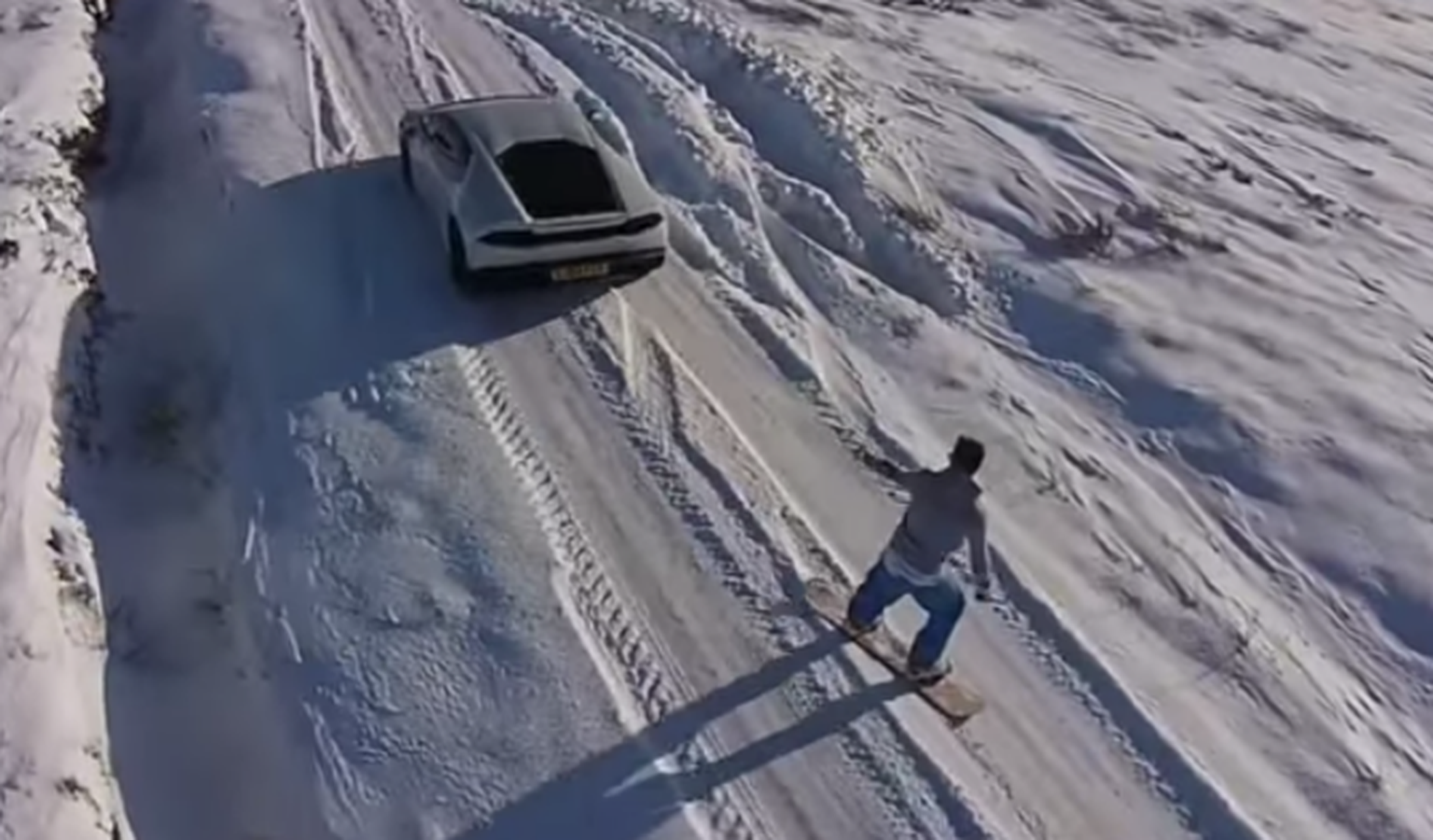 Hace snowboard tirado por un Lamborghini Huracan