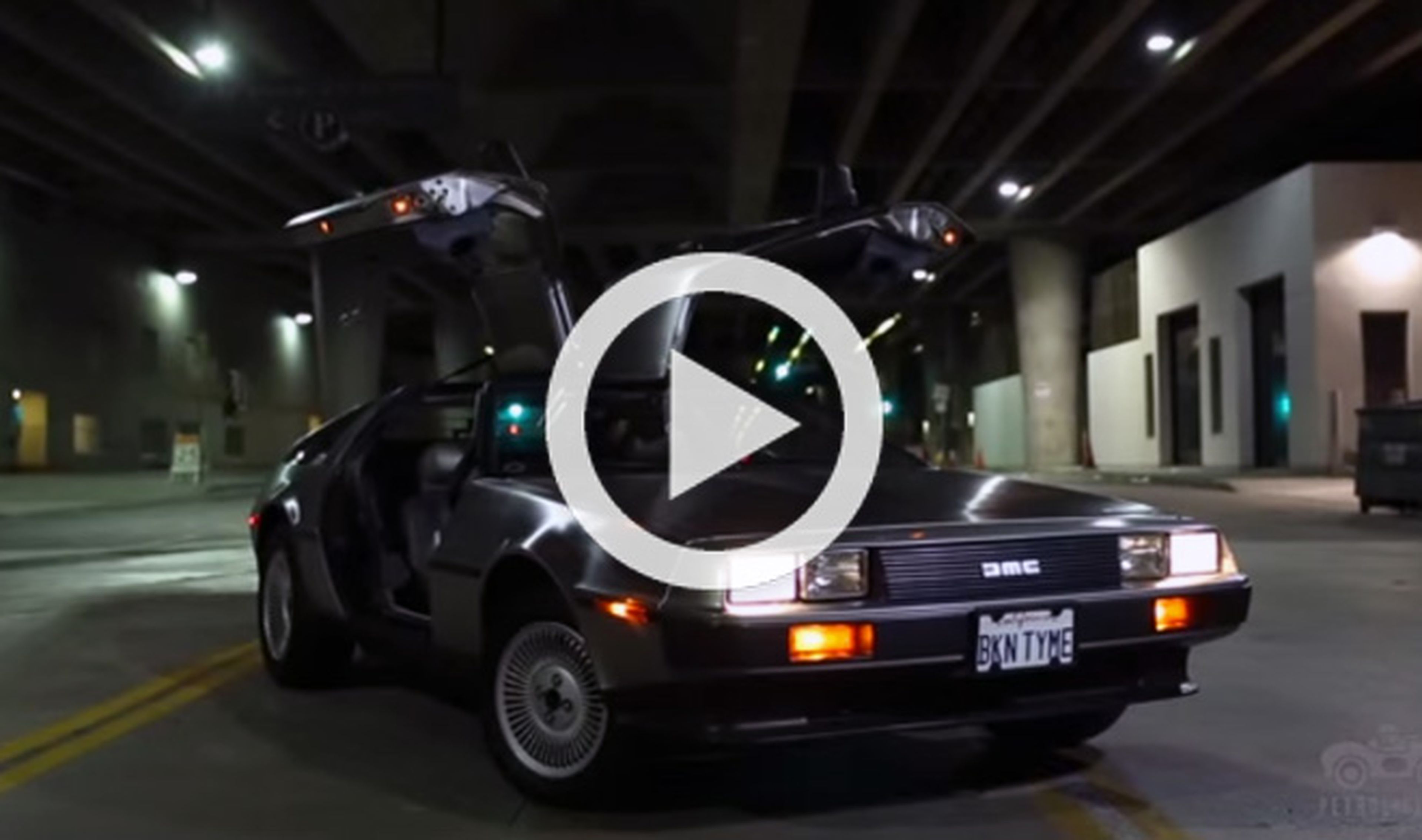 Mira lo que se siente al conducir un DeLorean de noche