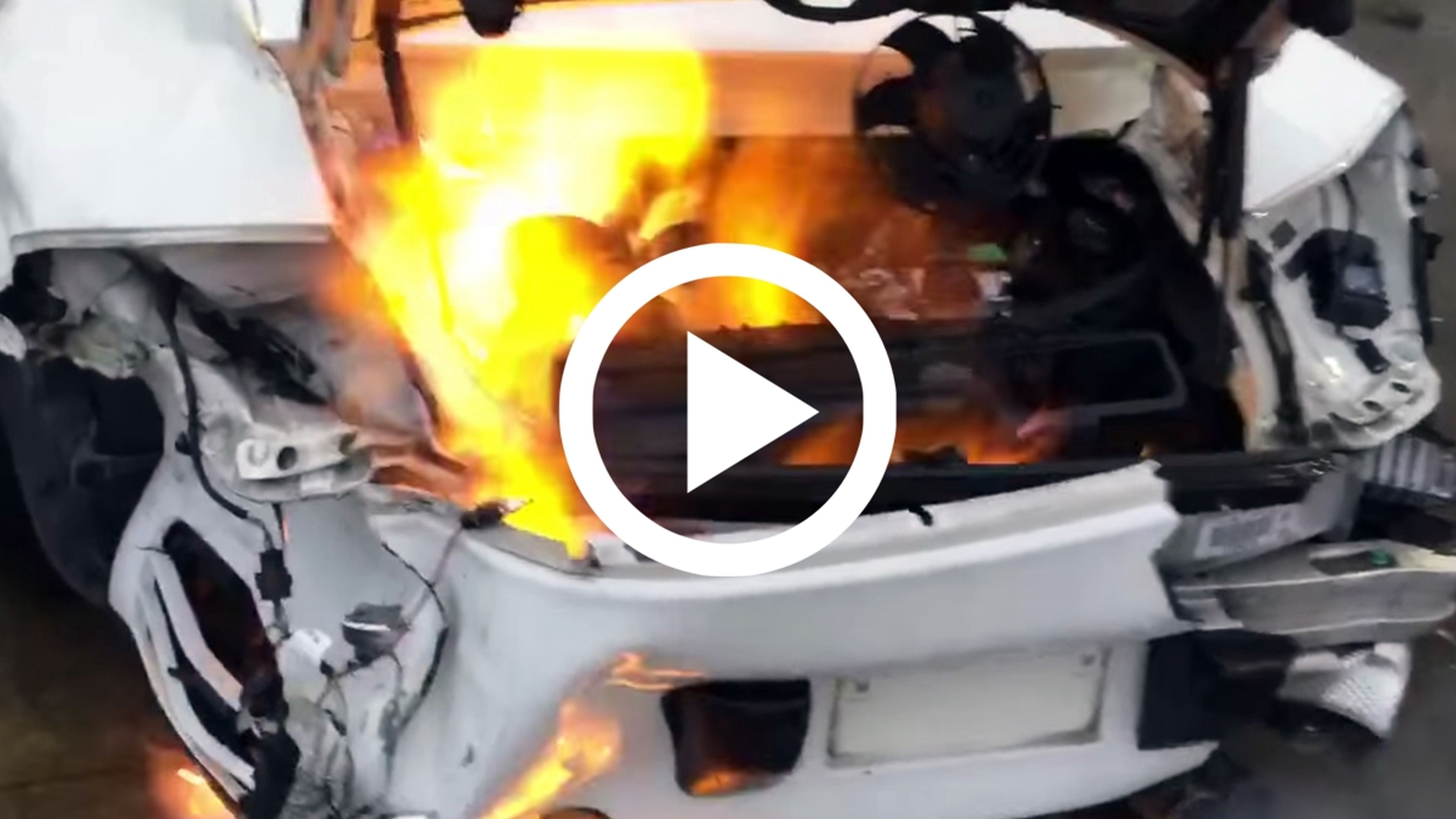 Un Porsche 911 accidentado sale ardiendo al arrancarlo