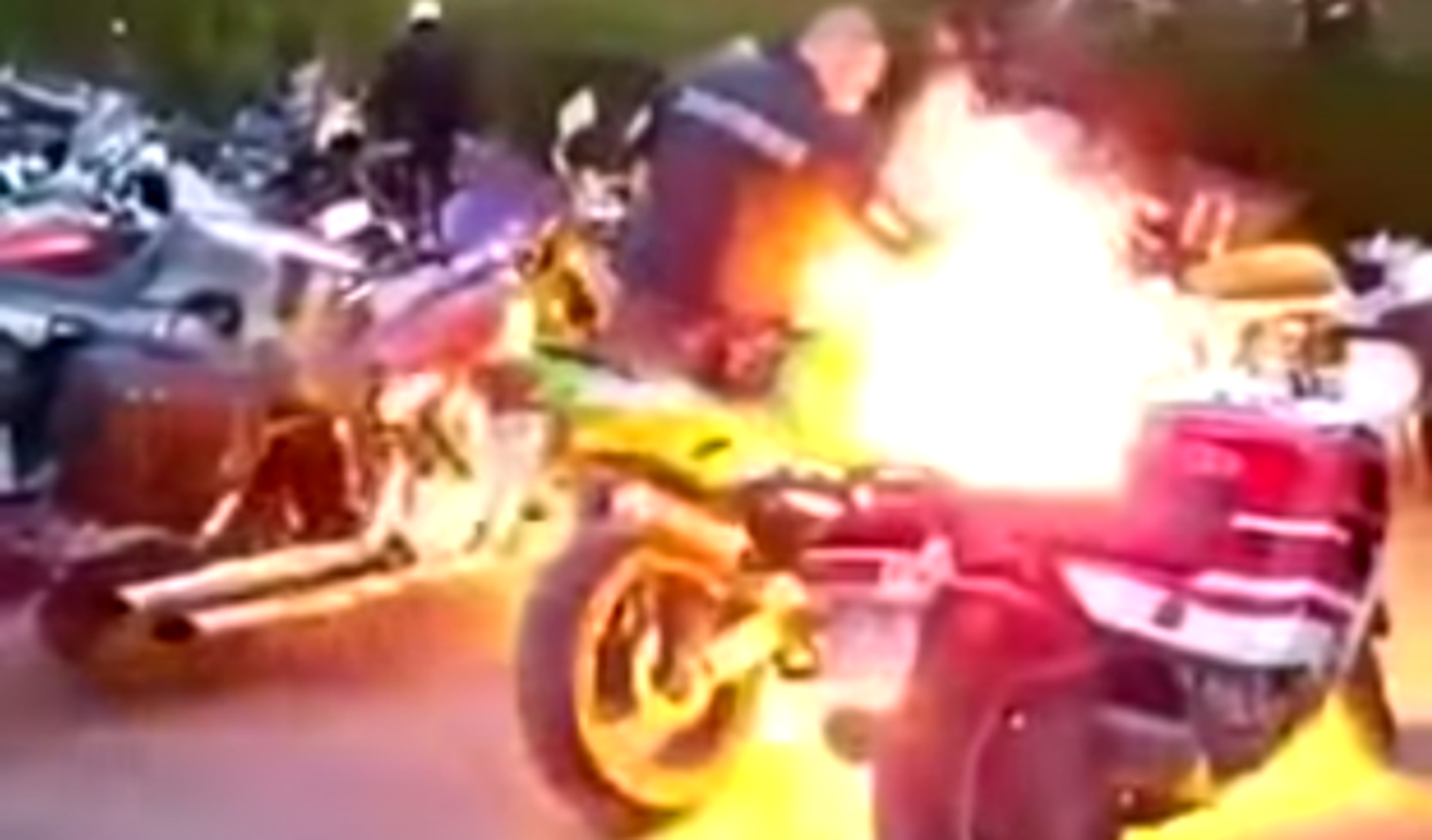 Vídeo: acelera su moto ¡hasta que se le incendia!