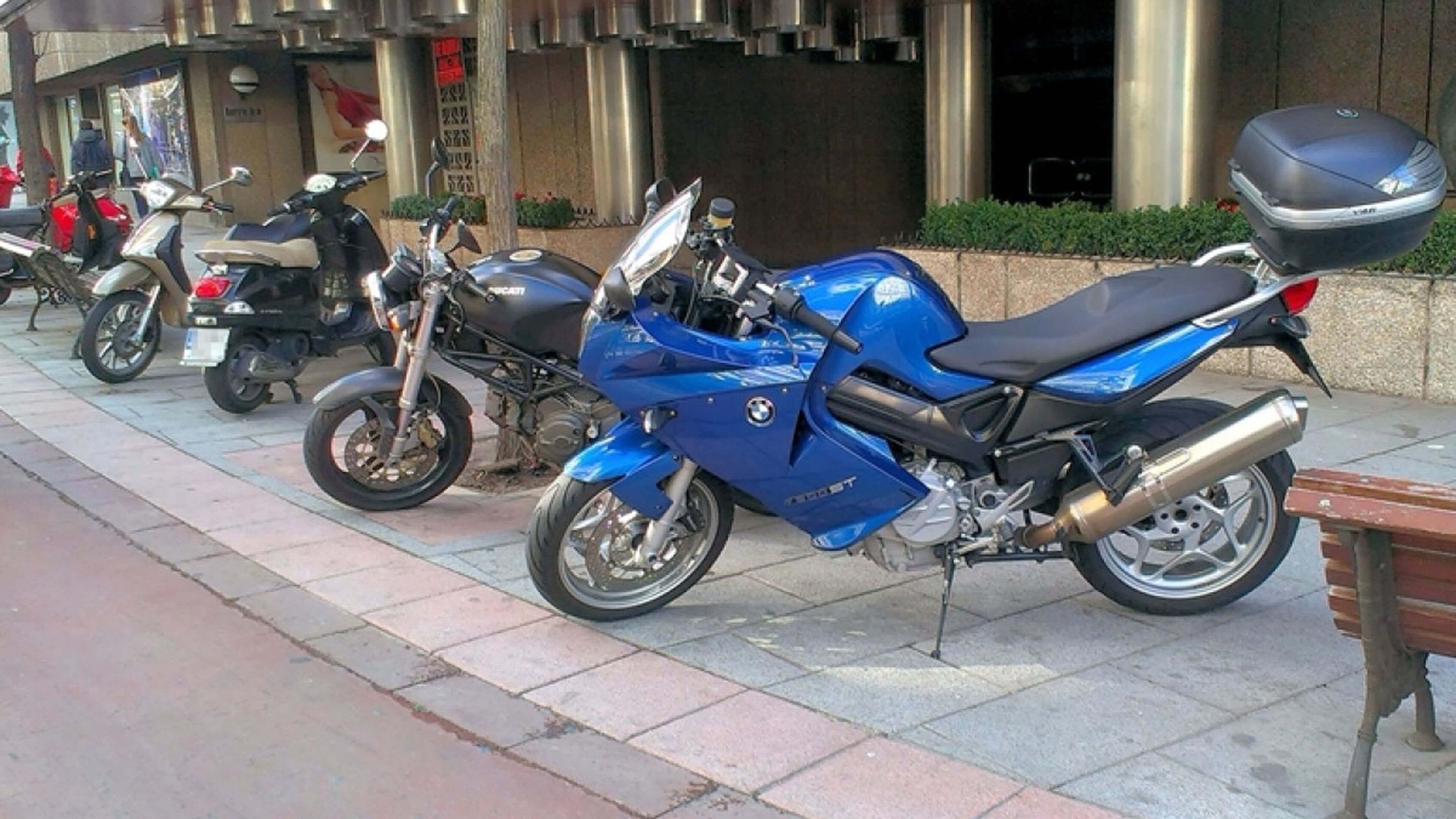 aparcar-motos-ciudad-acera