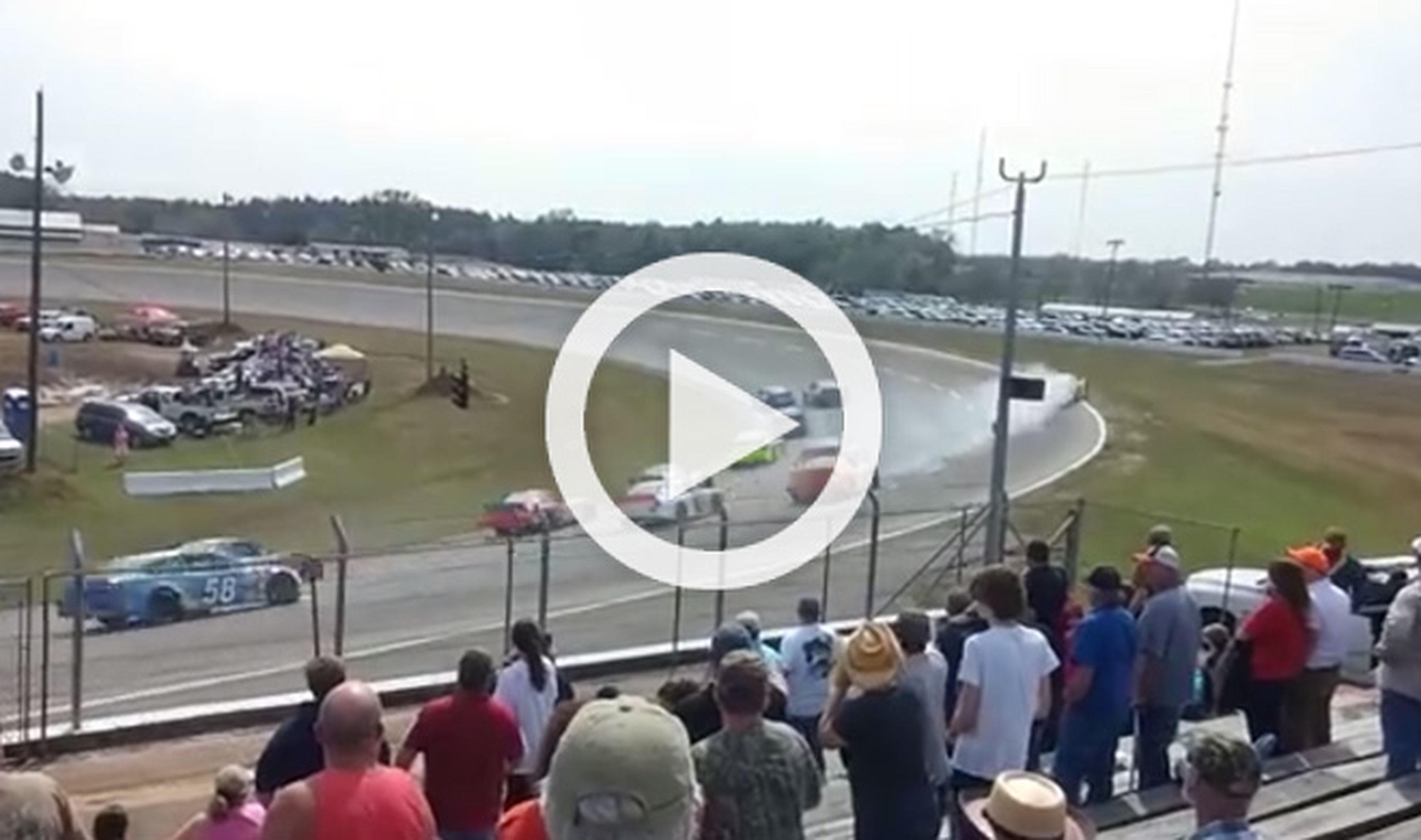 Vídeo: este coche tipo NASCAR sale volando del óvalo