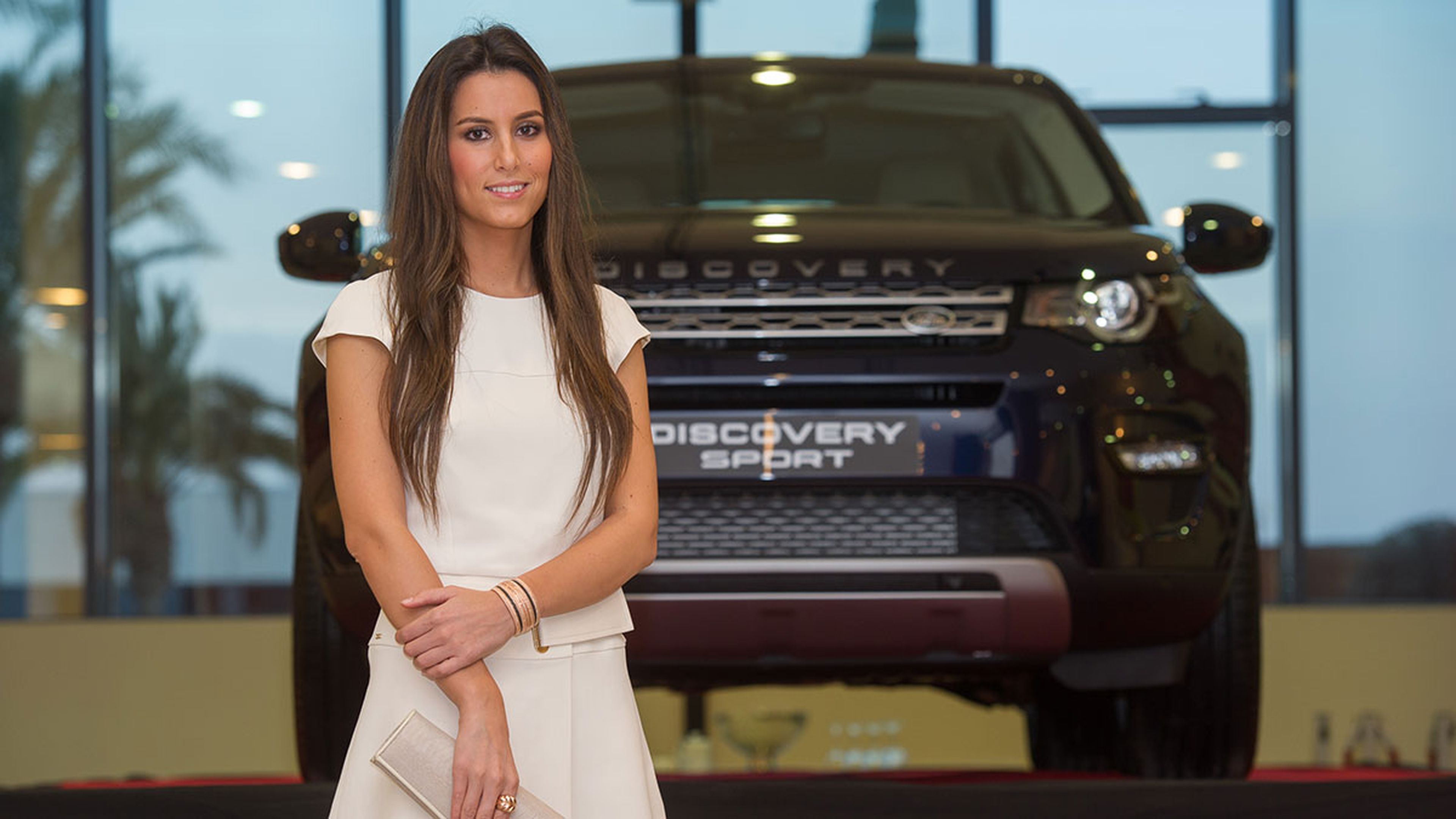 Ana Boyer con el Land Rover Discovery Sport
