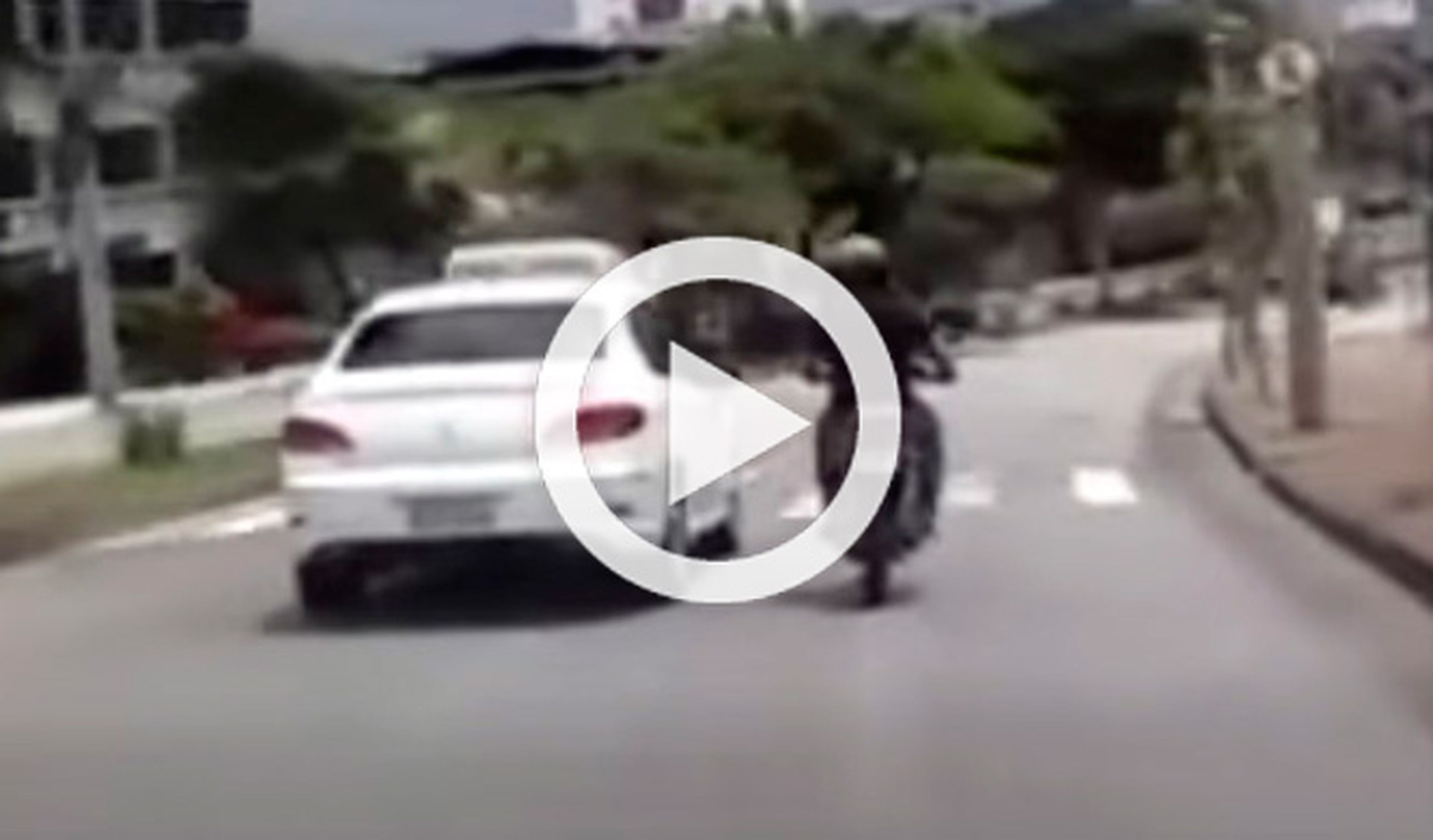 Vídeo: un motorista golpea a un coche y sufre un accidente