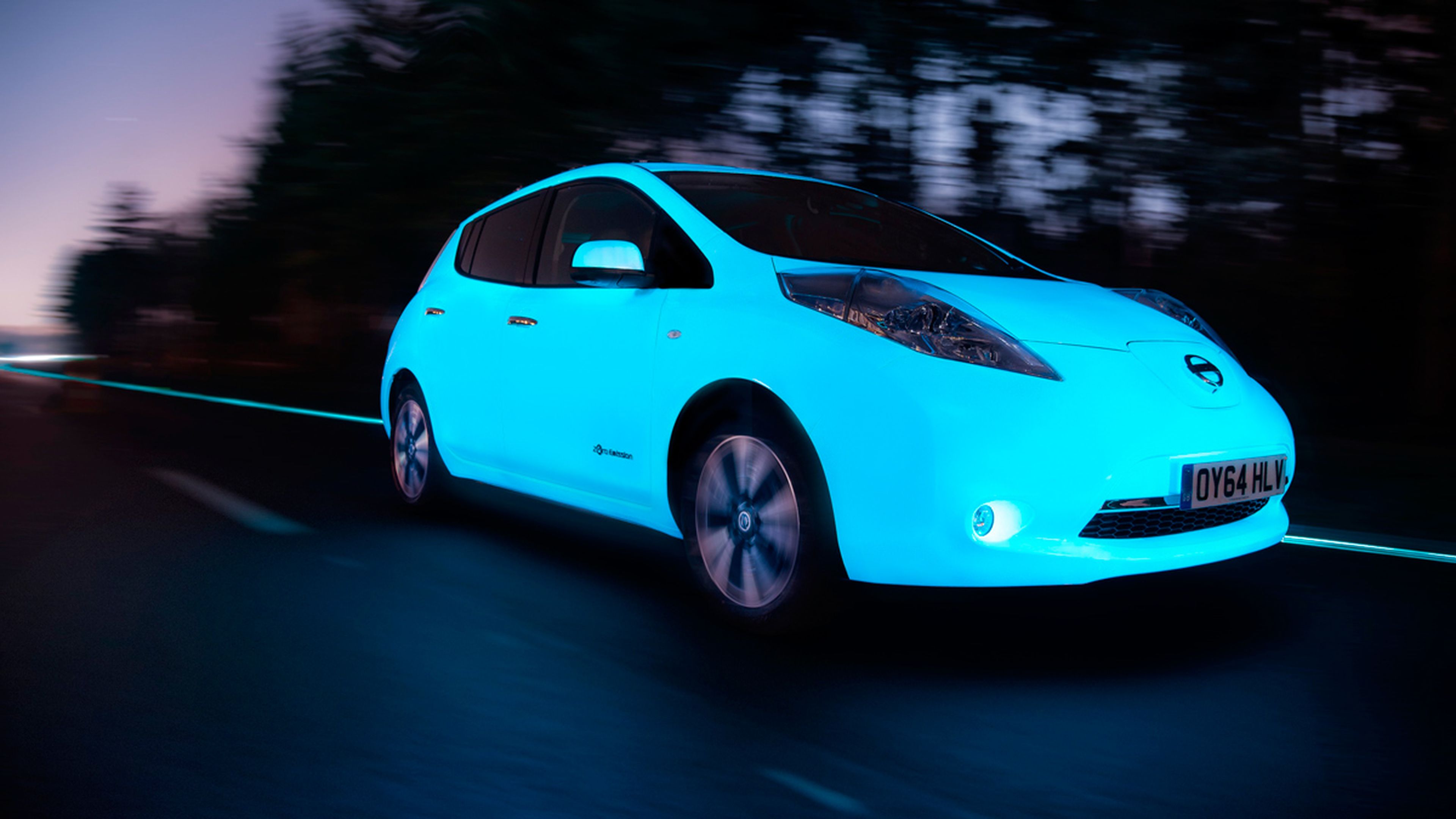 Nissan Leaf fluorescente - delantera