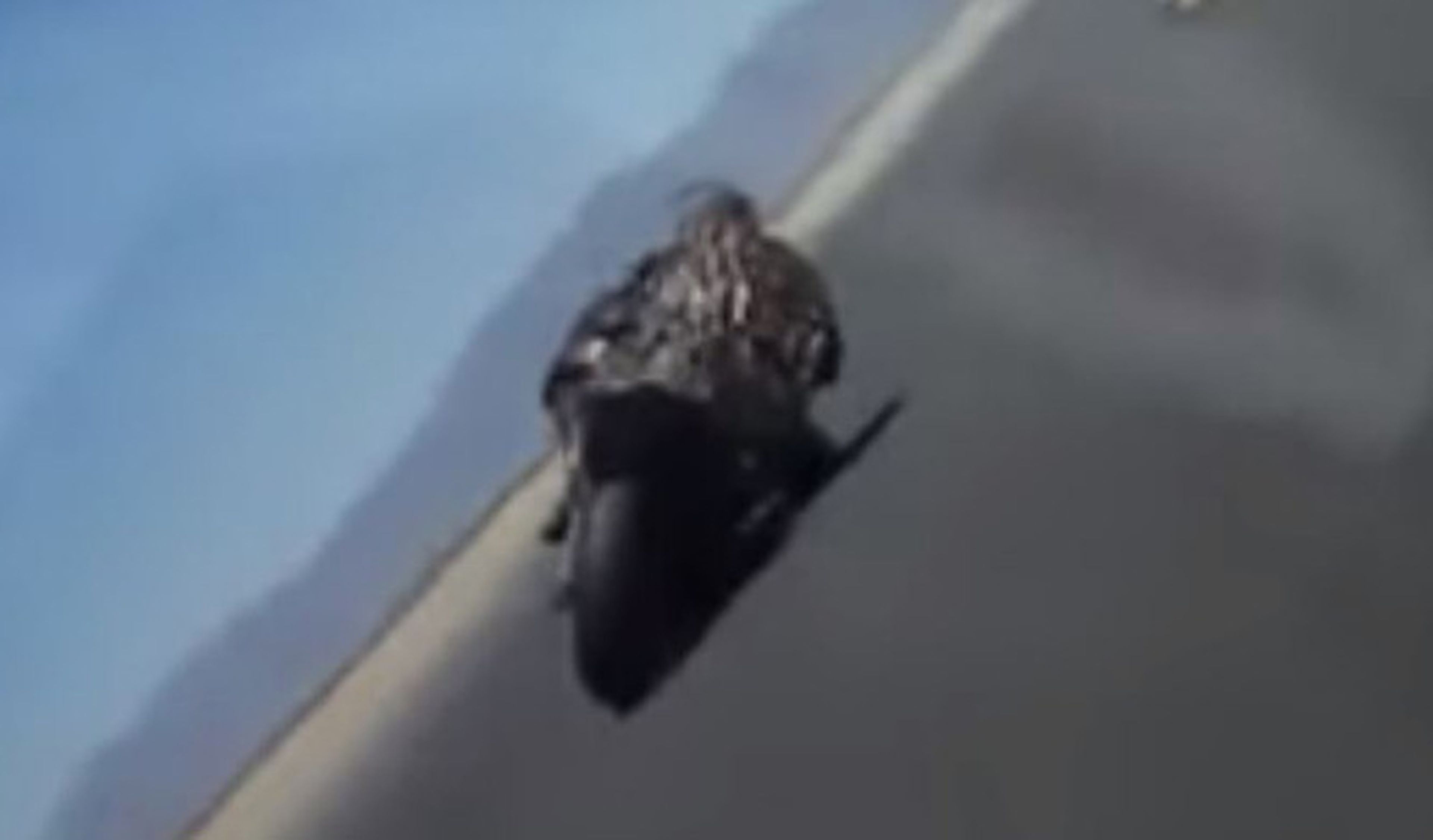 Vídeo: rozando con el casco en el asfalto