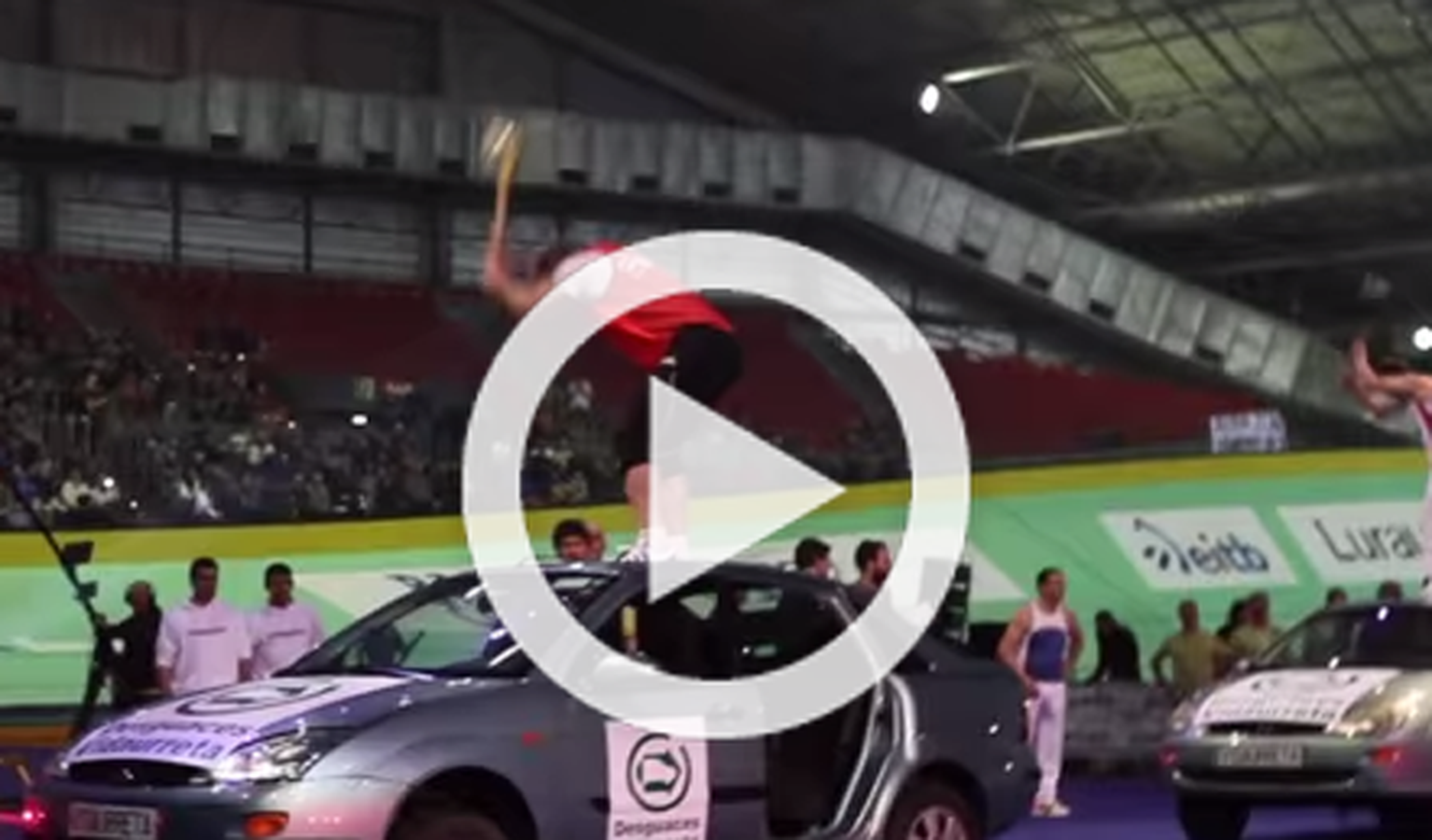 Vídeo: corta un coche por la mitad con un hacha en 1 minuto
