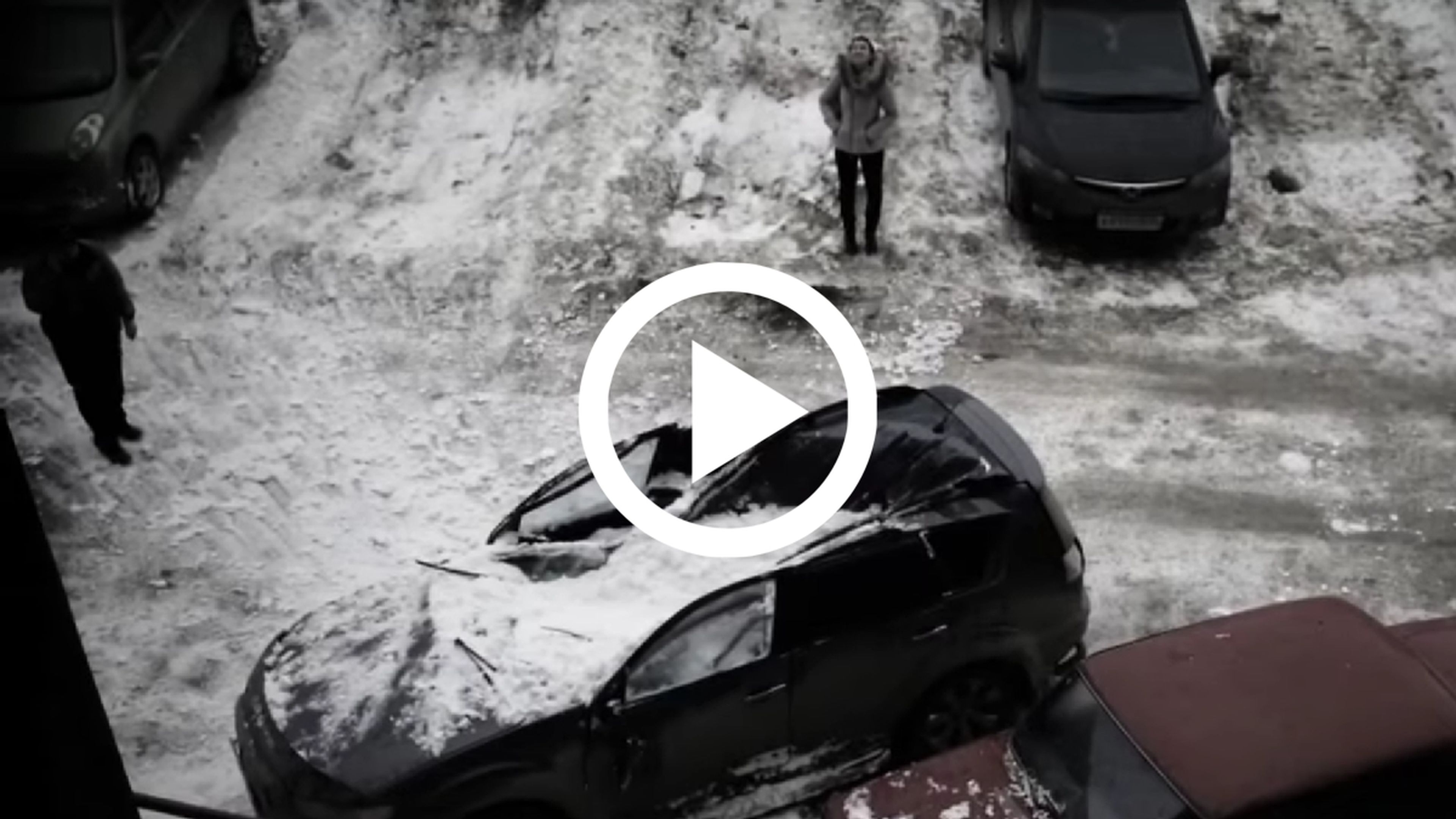 Vídeo: la nieve aplasta un Mitsubishi Outlander