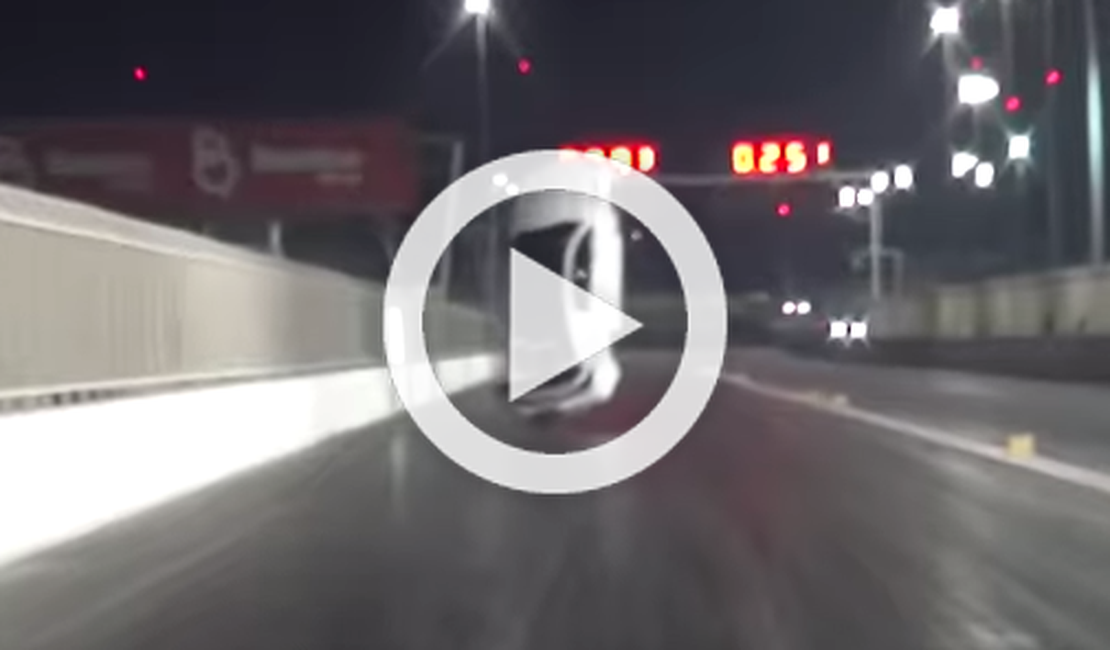Vídeo: un coche despega en una carrera