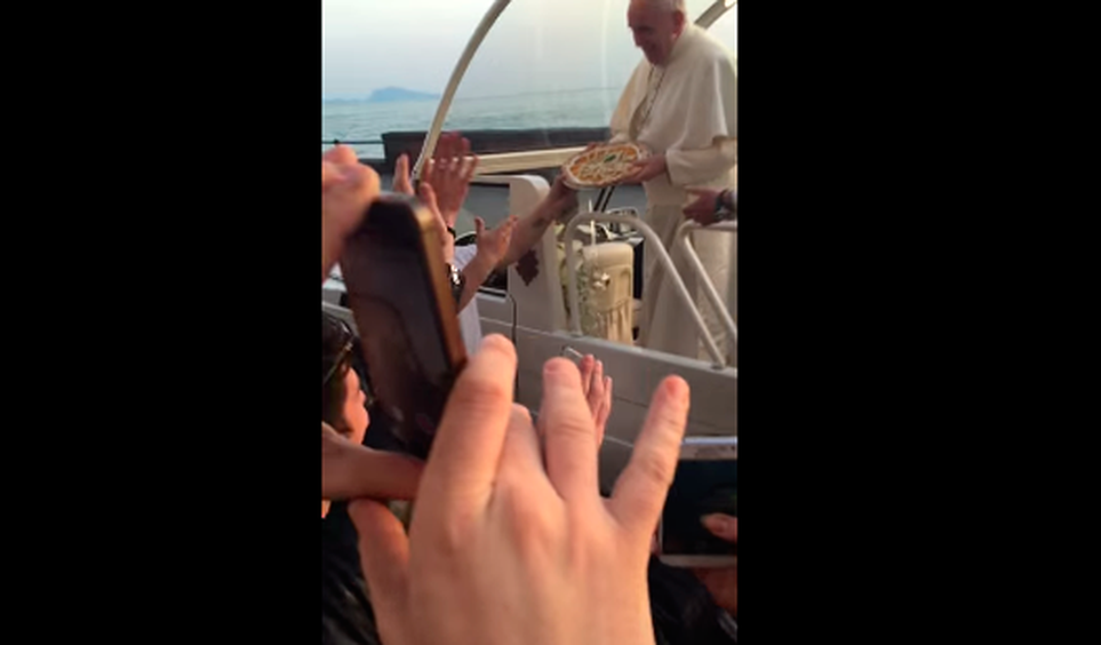El Papa Francisco recibe una pizza en el Papamóvil