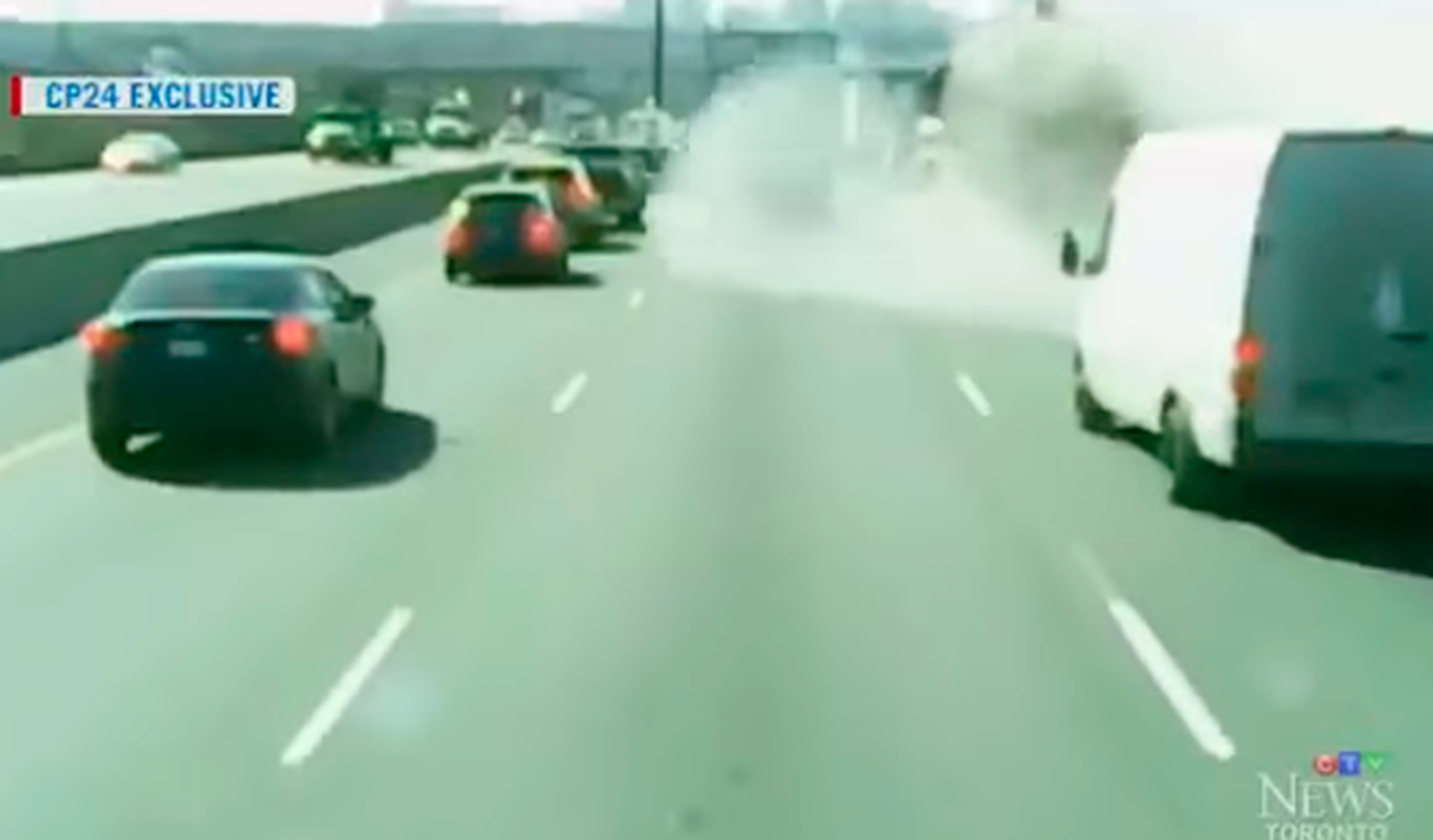 Vídeo: cae un camión en medio del tráfico